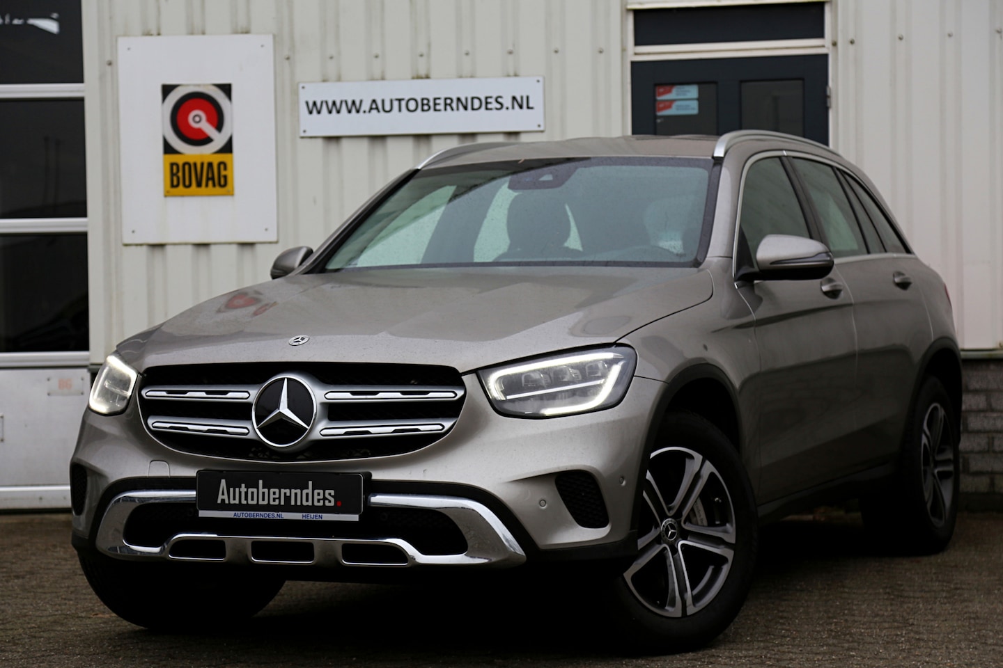 Mercedes-Benz GLC-klasse - 300e 4MATIC Plug in Hybride PHEV*Perfect Onderh.*BTW*Elek. Trekhaak/Elek. Klep/LED/Camera/ - AutoWereld.nl