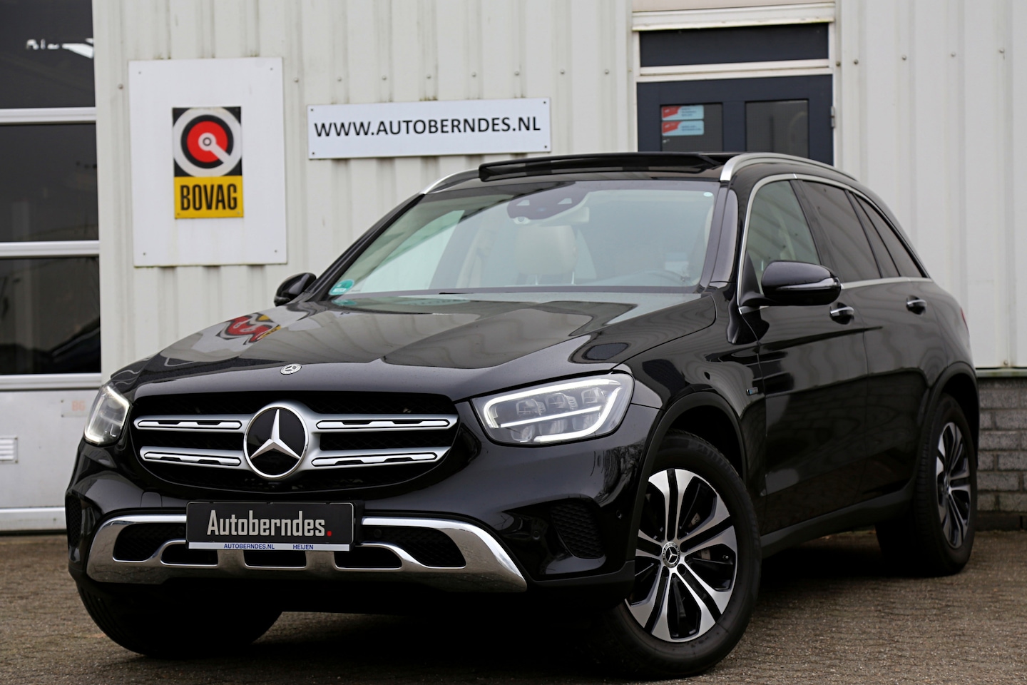 Mercedes-Benz GLC-klasse - 300e 4MATIC Plug in Hybride PHEV*Perfect Onderh.*BTW*Luchtvering/Pano/Sfeer/Massage/ACC/Di - AutoWereld.nl