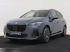 BMW 2-serie Active Tourer - 225e xDrive M Sport Automaat / Panoramadak / Trekhaak / Sportstoelen / Adaptieve LED / M A