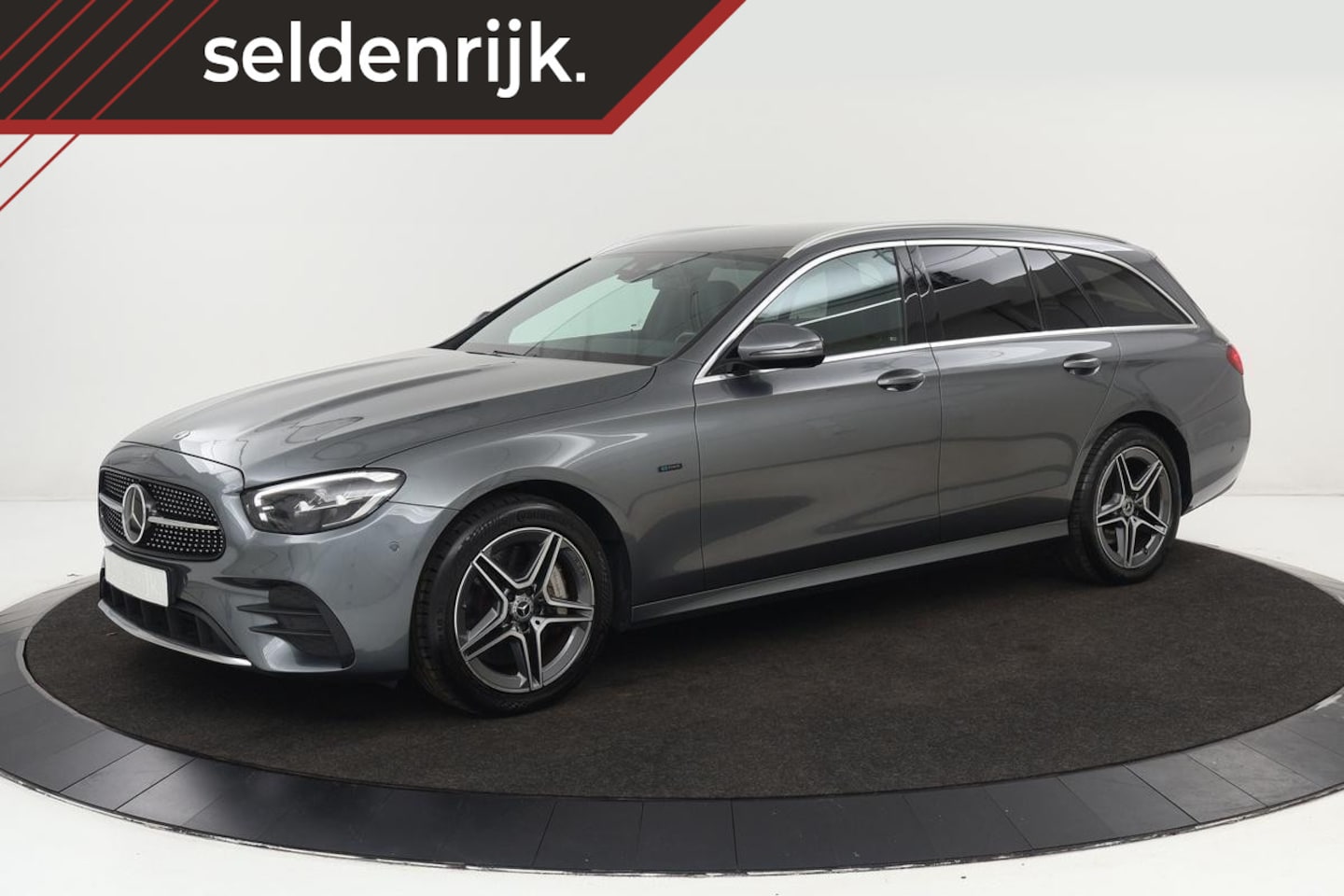 Mercedes-Benz E-klasse - 300e AMG | Trekhaak | Stoelverwarming | Camera | Sfeerverlichting | Leder/Alcantara | Wide - AutoWereld.nl