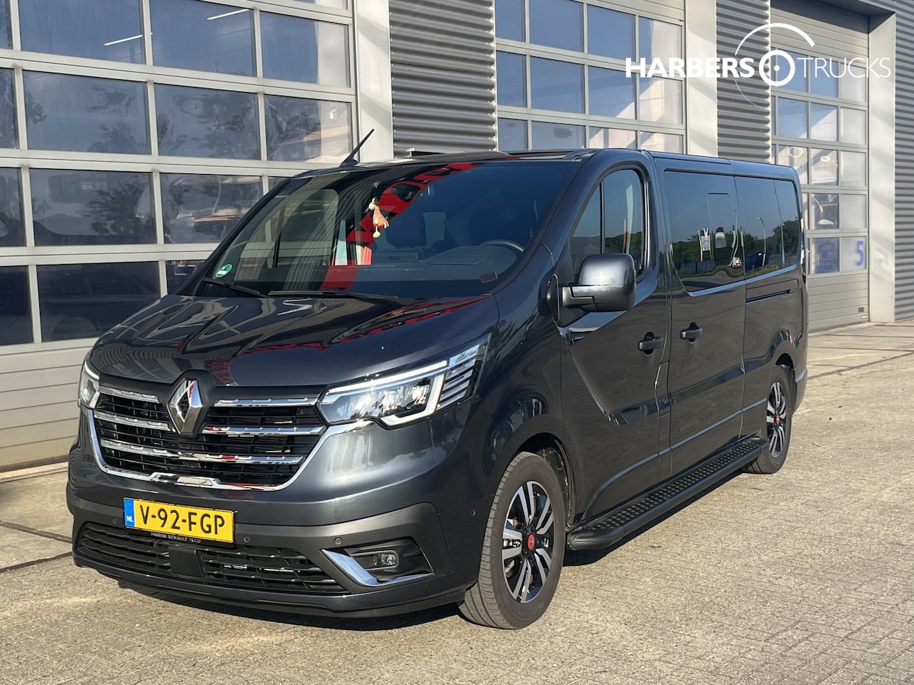 Renault Trafic - Red Exlusive 170PK Automaat L2H1 Exclusive Dubbele Cabine extra luxe !! Harbers Edition - AutoWereld.nl