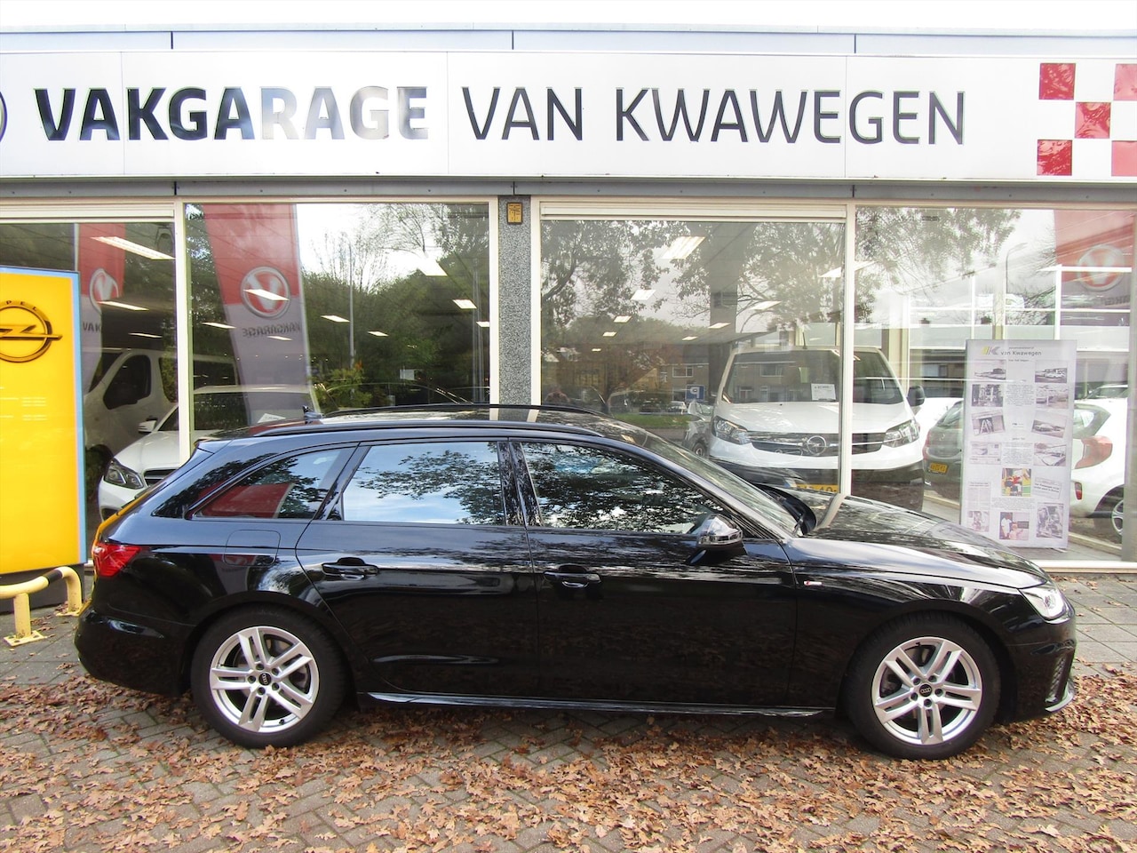 Audi A4 Avant - 35 TFSI 150pk S tronic S Line Black Edition - AutoWereld.nl