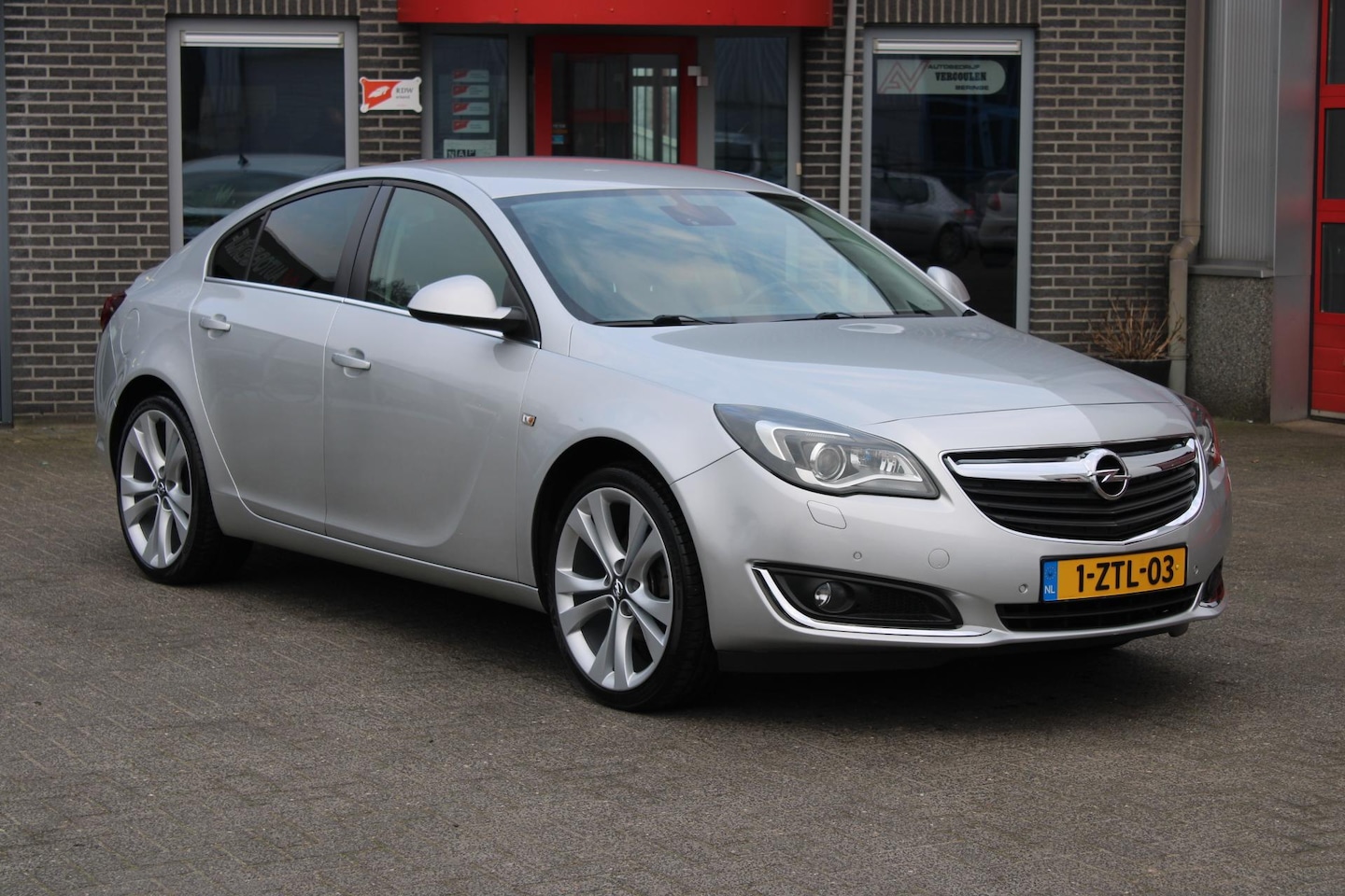 Opel Insignia - 1.6 T Leder/20inch/Trekhaak /Xenon/NL Auto!! - AutoWereld.nl