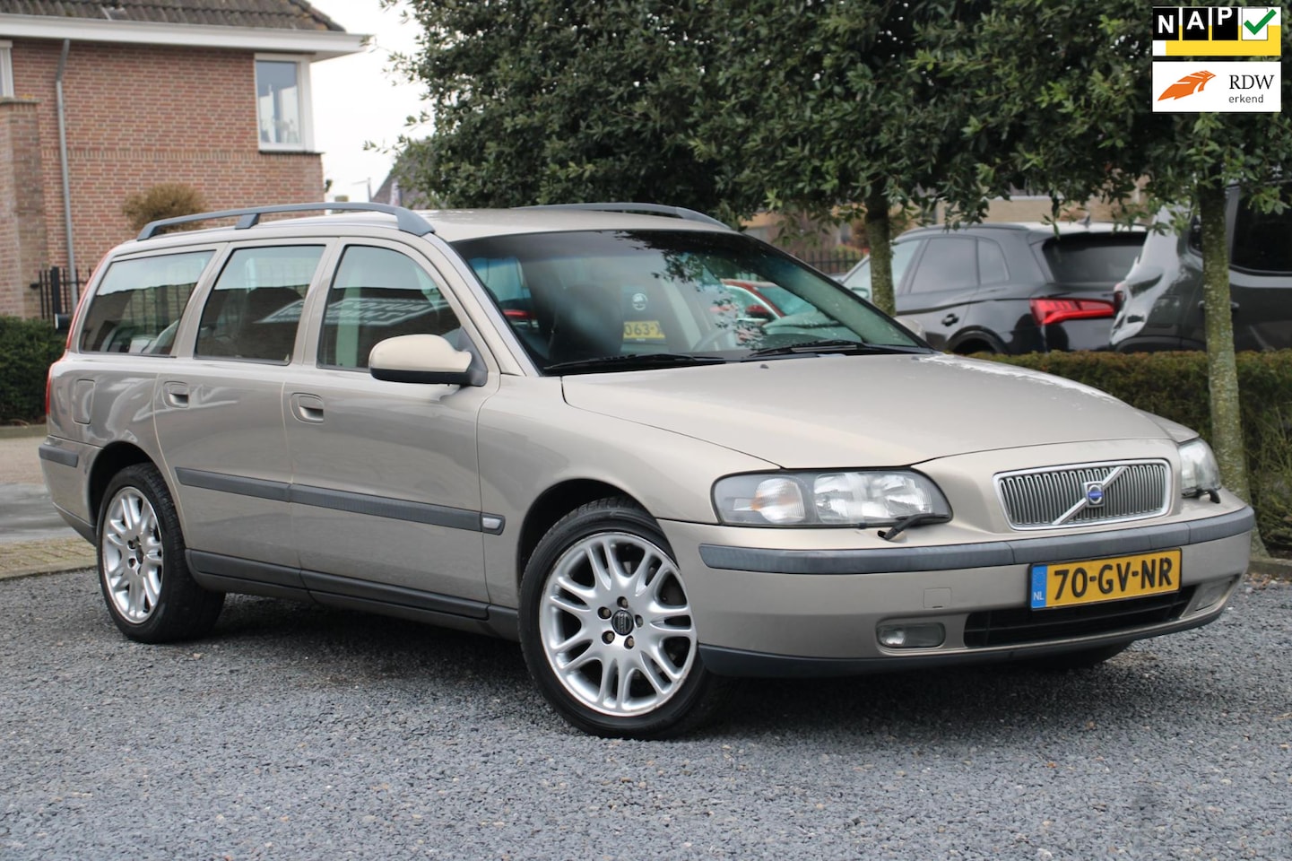 Volvo V70 - 2.4 T Comfort Line 200 PK Youngtimer Trekhaak Leder Cruise 17'' - AutoWereld.nl