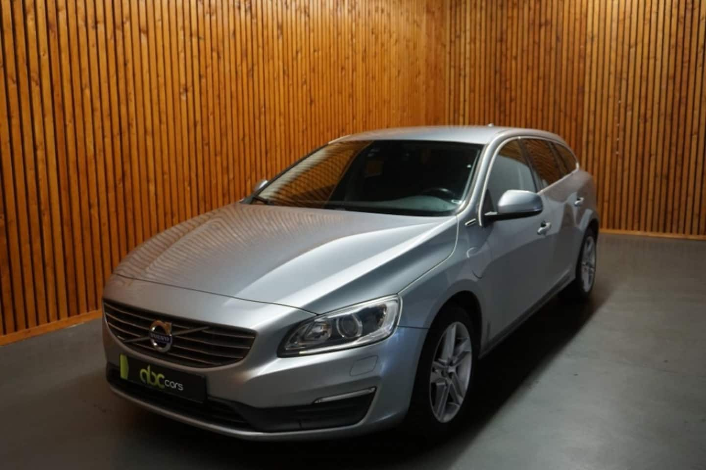 Volvo V60 - 2.4 D5 AWD TWIN ENGINE MOMENTUM AUTOMAAT - AutoWereld.nl