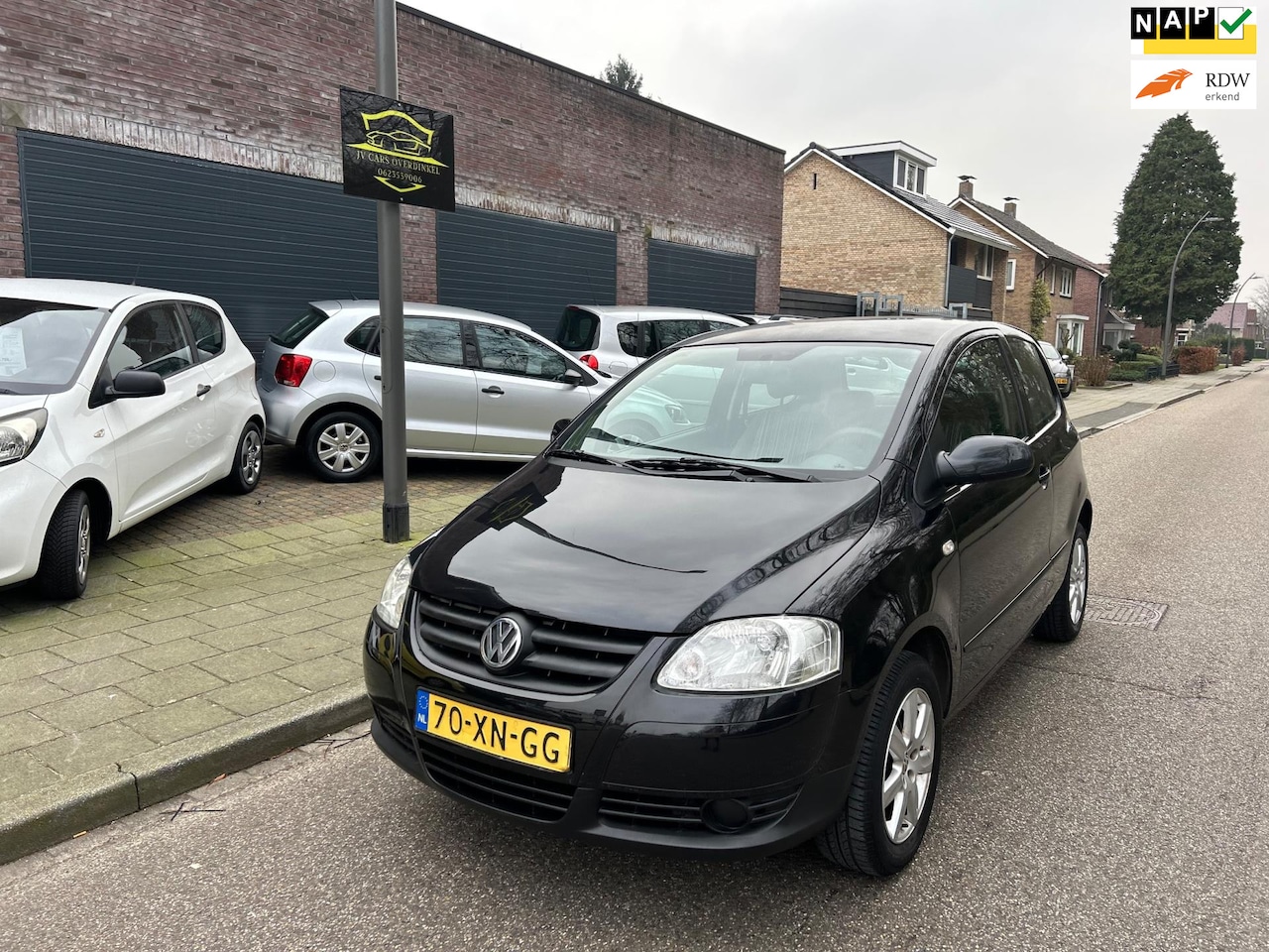 Volkswagen Fox - 1.2 Optive 1.2 Optive,CENTRALE DEURVERGRENDELING,RADIO/CD,SPORTVELGEN,MET APK - AutoWereld.nl