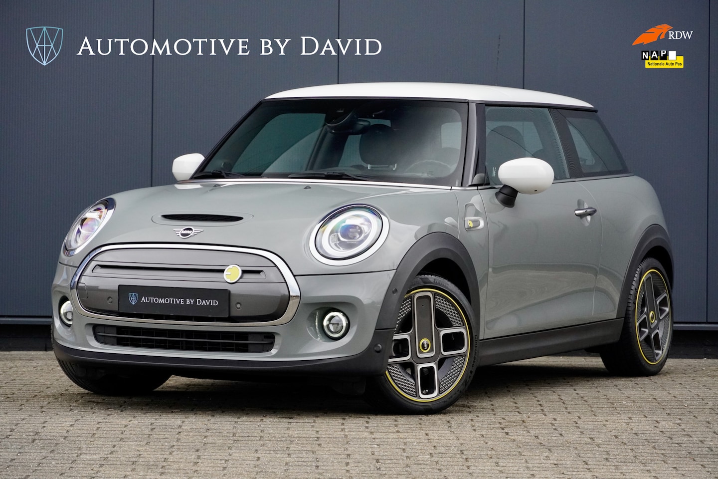 MINI Mini-Electric - 184 pk YOURS 33 kWh AUTOMAAT / HARMAN KARDON / LEDER / CAMERA / HEAD UP DISPLAY / STOELVER - AutoWereld.nl