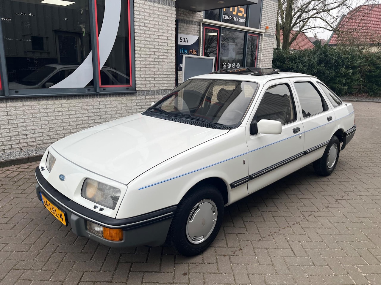 ford-sierra-1-6-ghia-custom.jpg