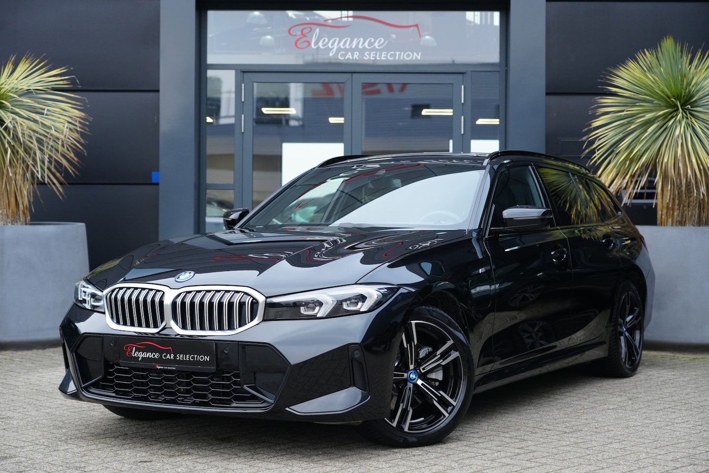 BMW 3-serie Touring - 330e M Sport High Executive 293pk Panoramadak/Stoelverwarming/Camera - AutoWereld.nl