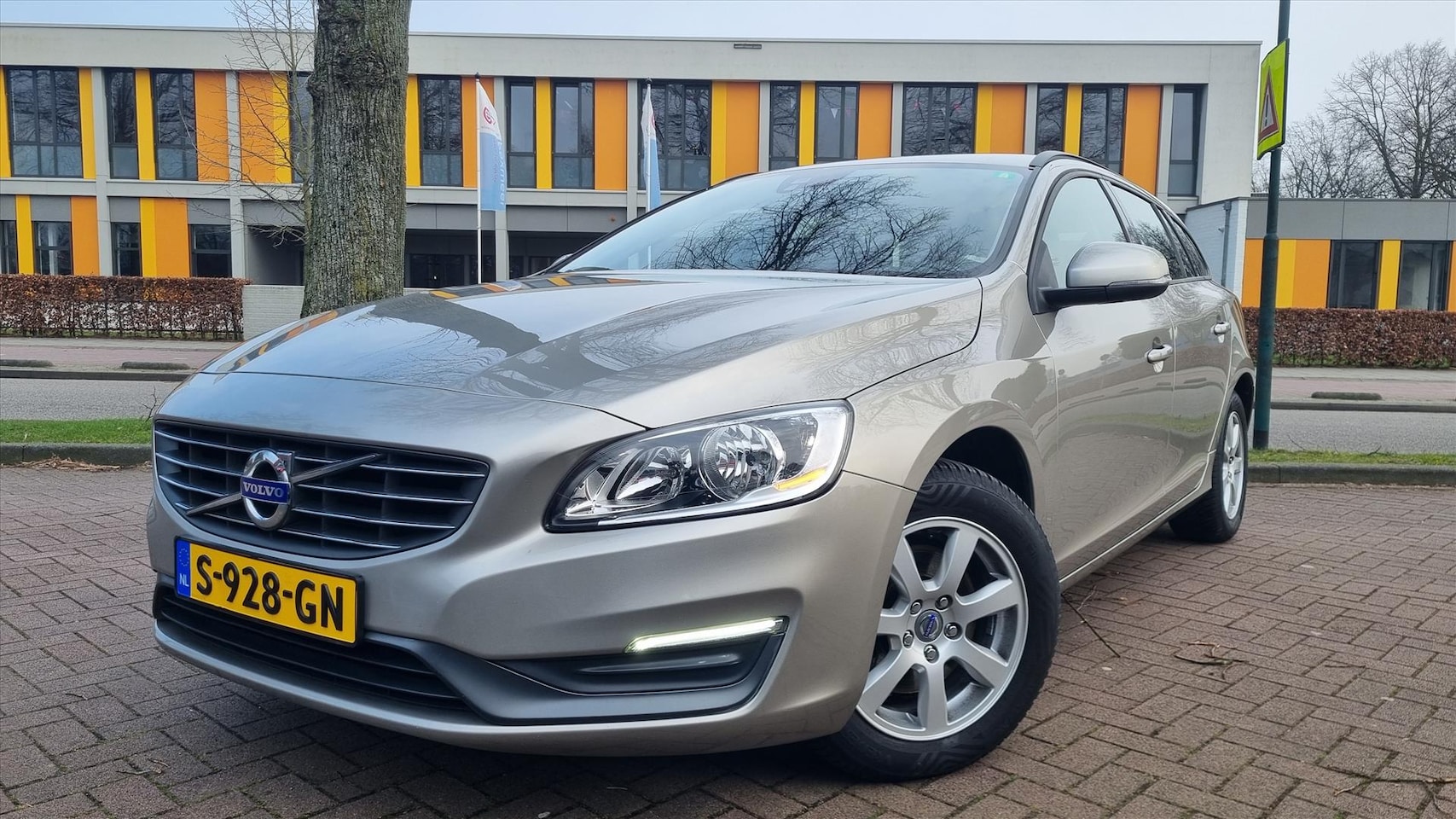 Volvo V60 - T4 180pk Kinetic Clima/parkeerhulp/trekhaak - AutoWereld.nl