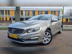 Volvo V60 - T4 180pk Kinetic Clima/parkeerhulp/trekhaak