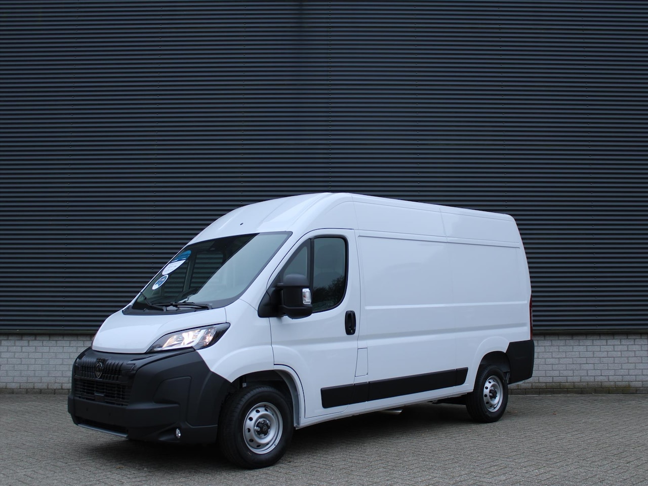 Peugeot Boxer - Zwaar 2.2 HDi 140PK L2H2 3,5T I Trekhaak 3000 kg trekgewicht I Pack Techno Plus I Verzwaar - AutoWereld.nl