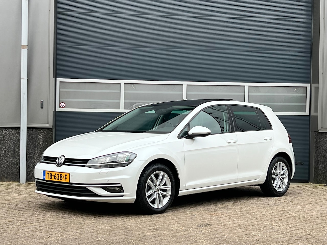 Volkswagen Golf - 1.0 TSI Highline Business R bj.2017 Pano|Navi|Apple|LED verlichting. - AutoWereld.nl