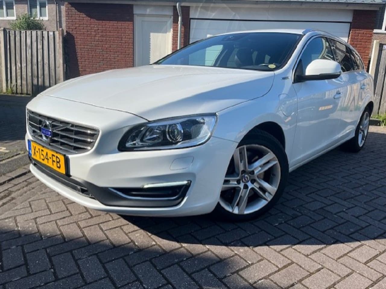 Volvo V60 - 2.4 D6 Twin Engine Summum - AutoWereld.nl