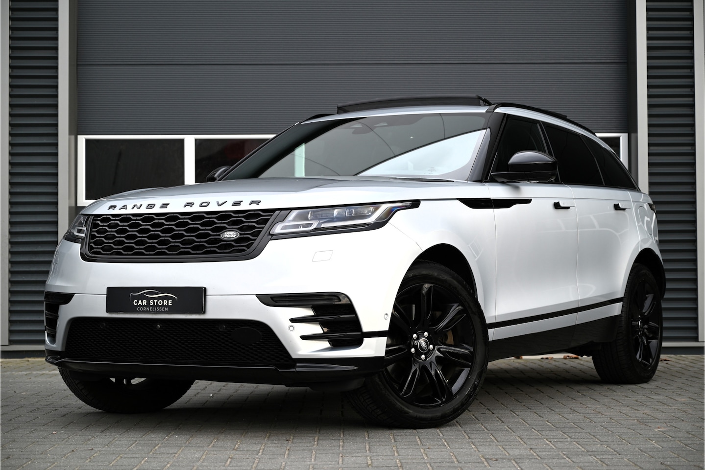 Land Rover Range Rover Velar - 2.0 P400e R-DYNAMIC / PANO / MERIDIAN / 360 CAMERA / HEAD UP DISPLAY / BLACK PACK - AutoWereld.nl