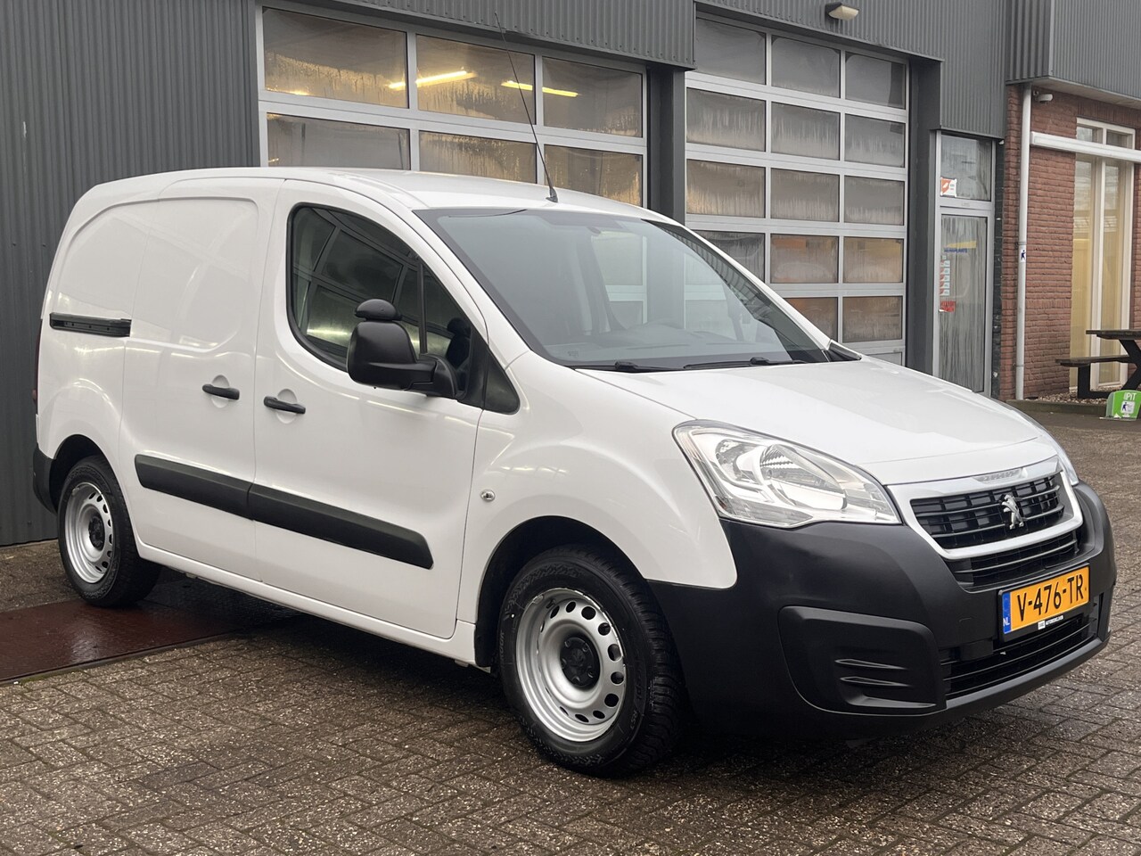 Peugeot Partner - 120 1.6 HDi Airco Cruise controle Trekhaak 1250kg trekgewicht Parkeerhulp achter Navigatie - AutoWereld.nl