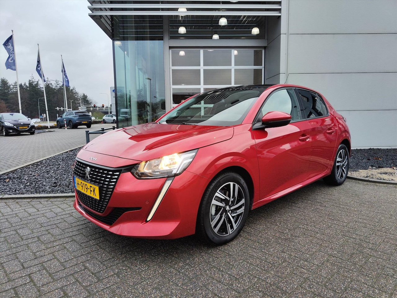 Peugeot 208 - 1.2 PureTech 100pk Allure | Panoramadak | Trekhaak | Navigatie - AutoWereld.nl