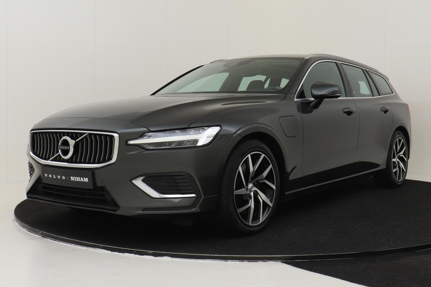 Volvo V60 - T8 TE AWD INSCRIPTION -PANO.DAK|BLIS|TREKHAAK|CARPLAY|NAVI - AutoWereld.nl