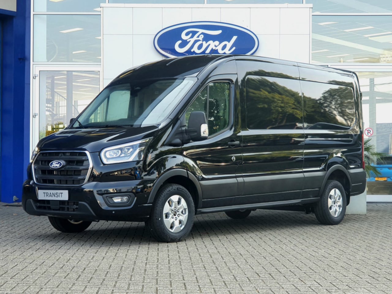 Ford Transit - 350 2.0 165 pk TDCI L3H2 Limited | € 7.080,- Voorraad Voordeel | Trekhaak | Keyless Entry - AutoWereld.nl