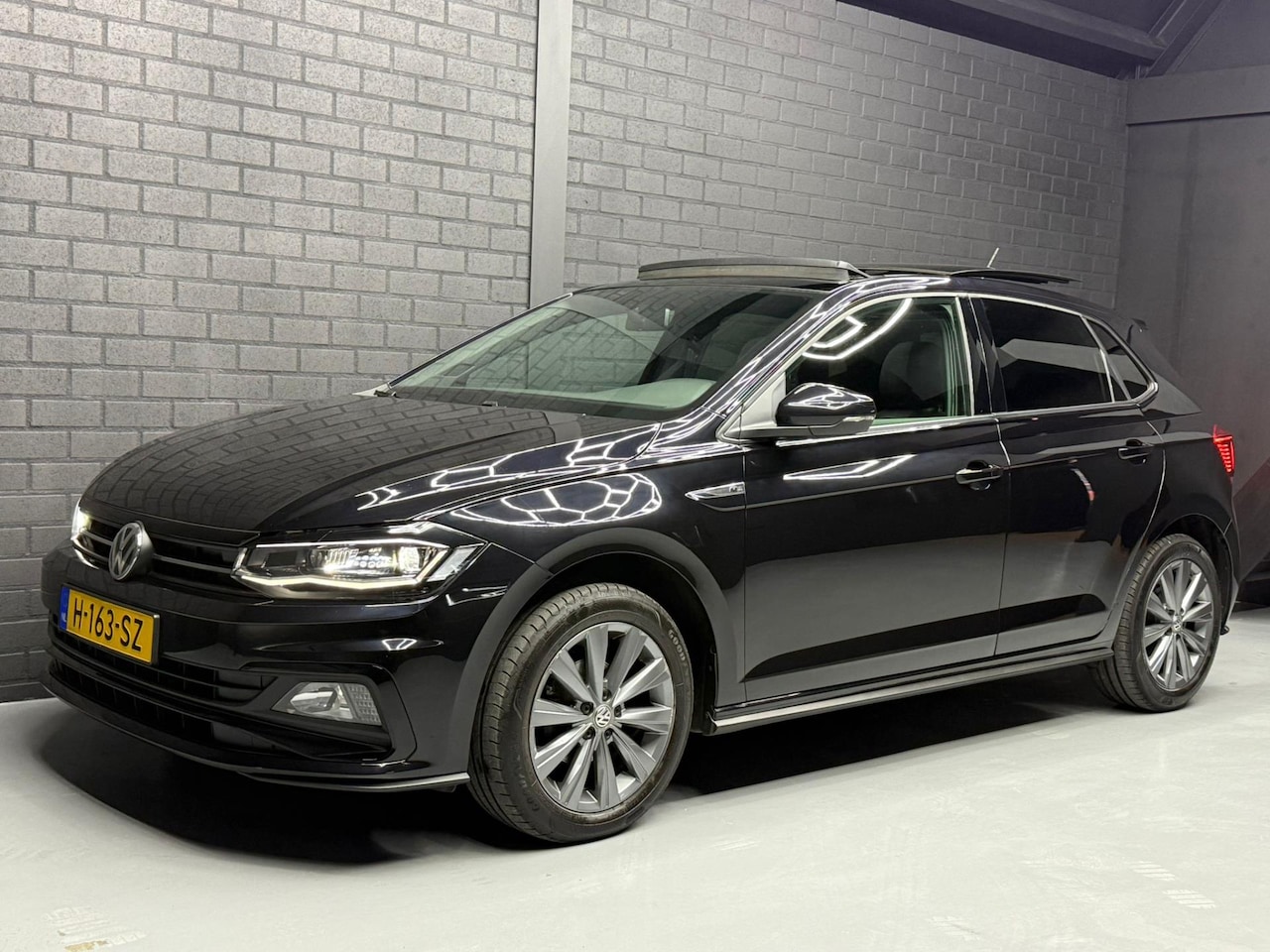 Volkswagen Polo - 1.0 TSI Comfortline R-LINE | PANO | CARPLAY | HALF LEDER | BTW | NWE APK - AutoWereld.nl