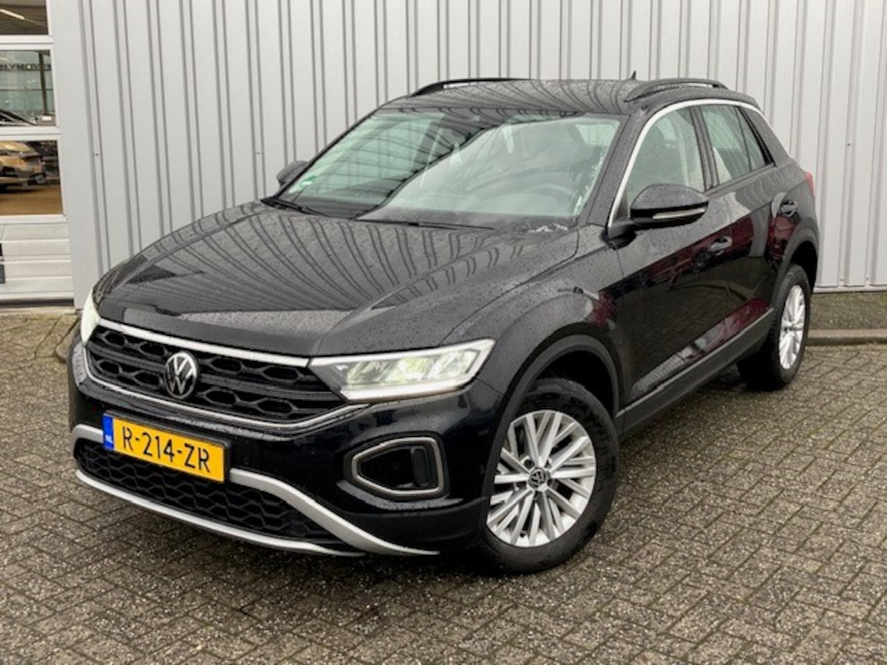 Volkswagen T-Roc - 1.0 TSI Life 111pk | 1e eigenaar | Adaptief cruise control | Navigatie via app | Park assi - AutoWereld.nl