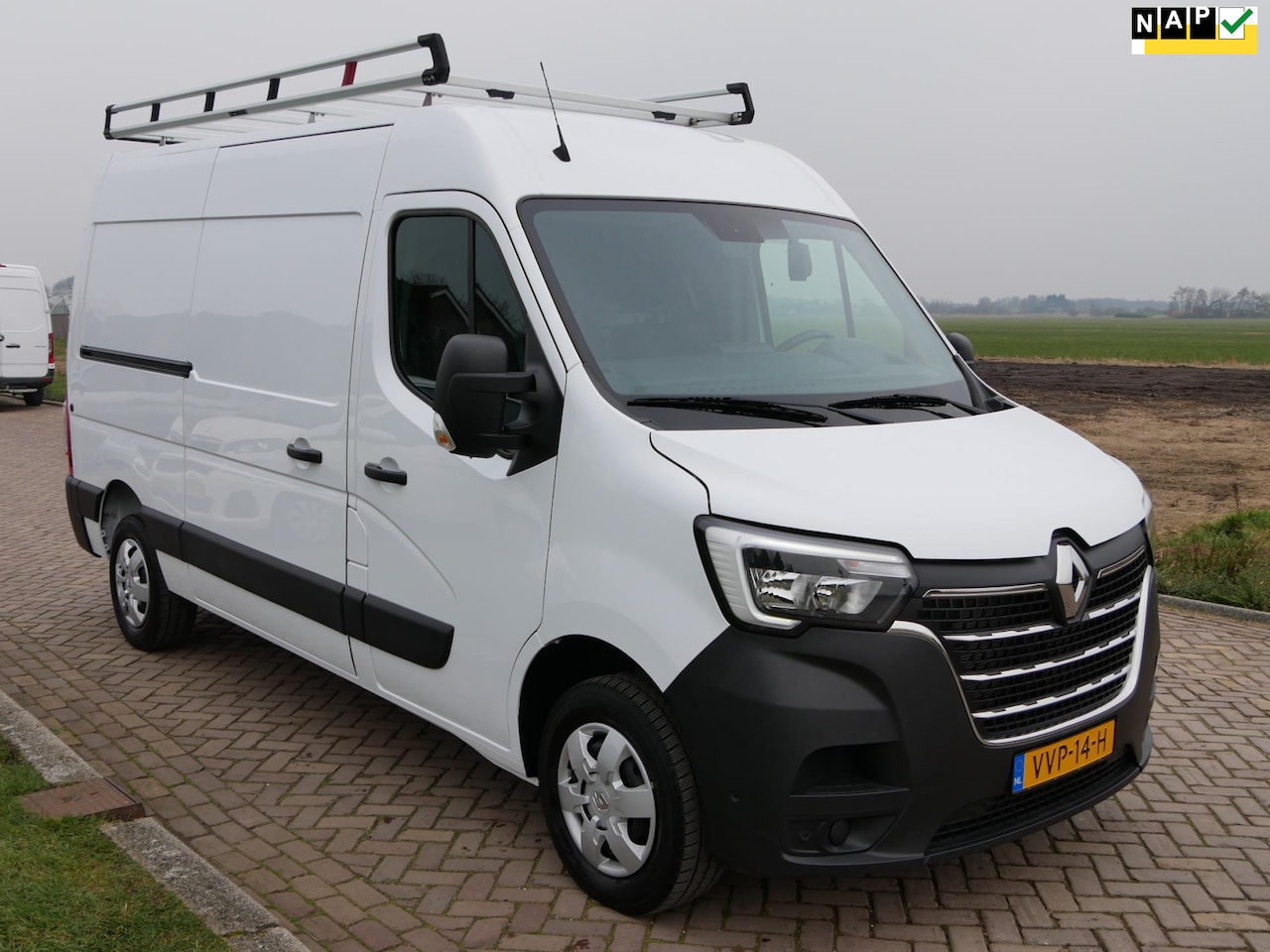 Renault Master - T35 2.3 dCi 135 L2H2 Work Edition AC NAVI 3-SEATS - AutoWereld.nl