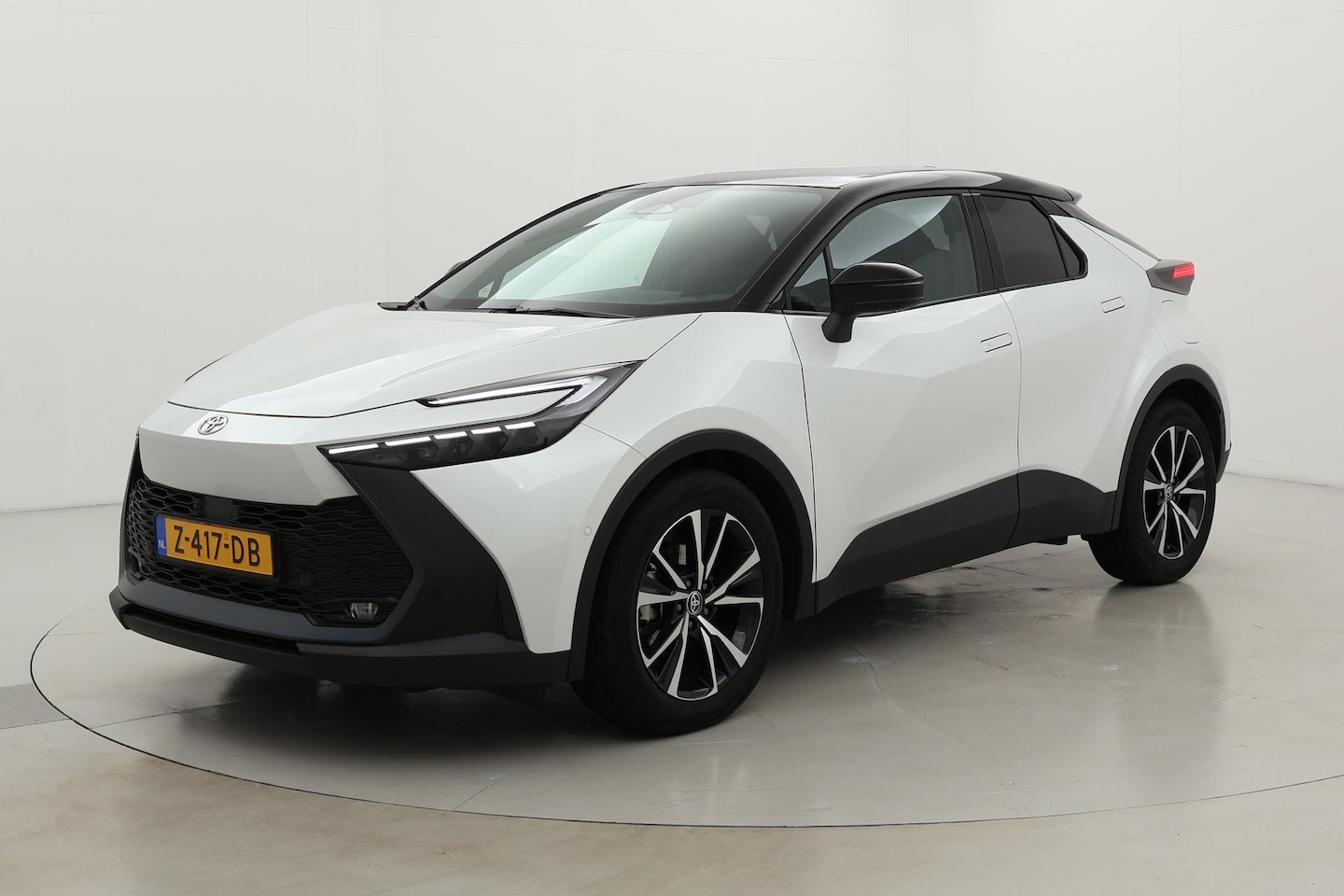 Toyota C-HR - 1.8 Hybrid 140 First Edition | Navigatie | 360 camera - AutoWereld.nl