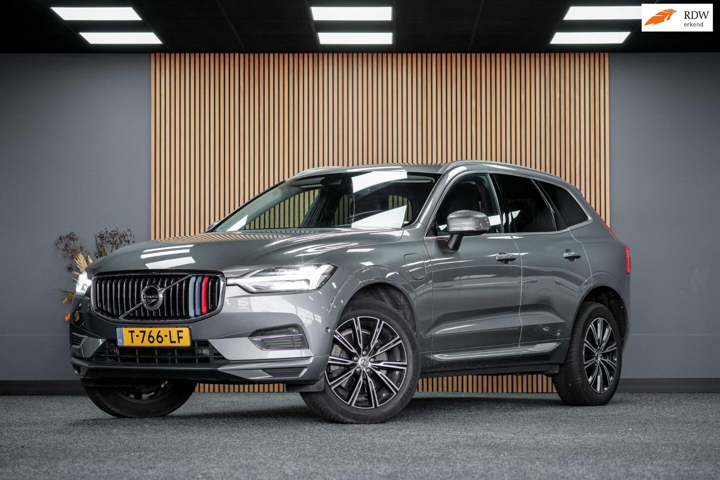 Volvo XC60 - 2.0 T8 Twin Engine AWD Inscription |Pano|360 - AutoWereld.nl