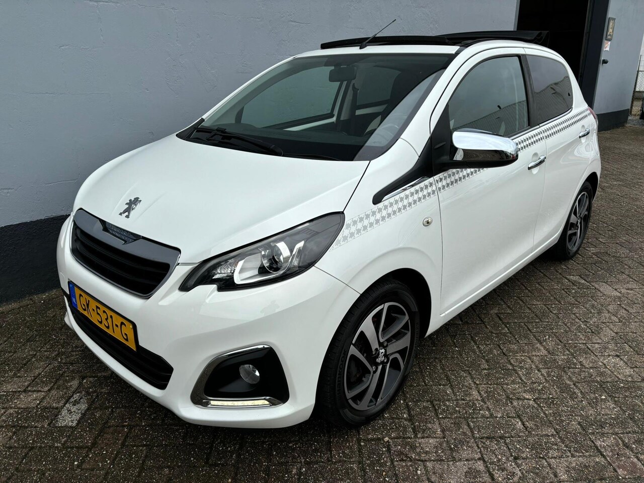 Peugeot 108 - 1.0 e-VTi Première Top - Panorama Dak - AutoWereld.nl