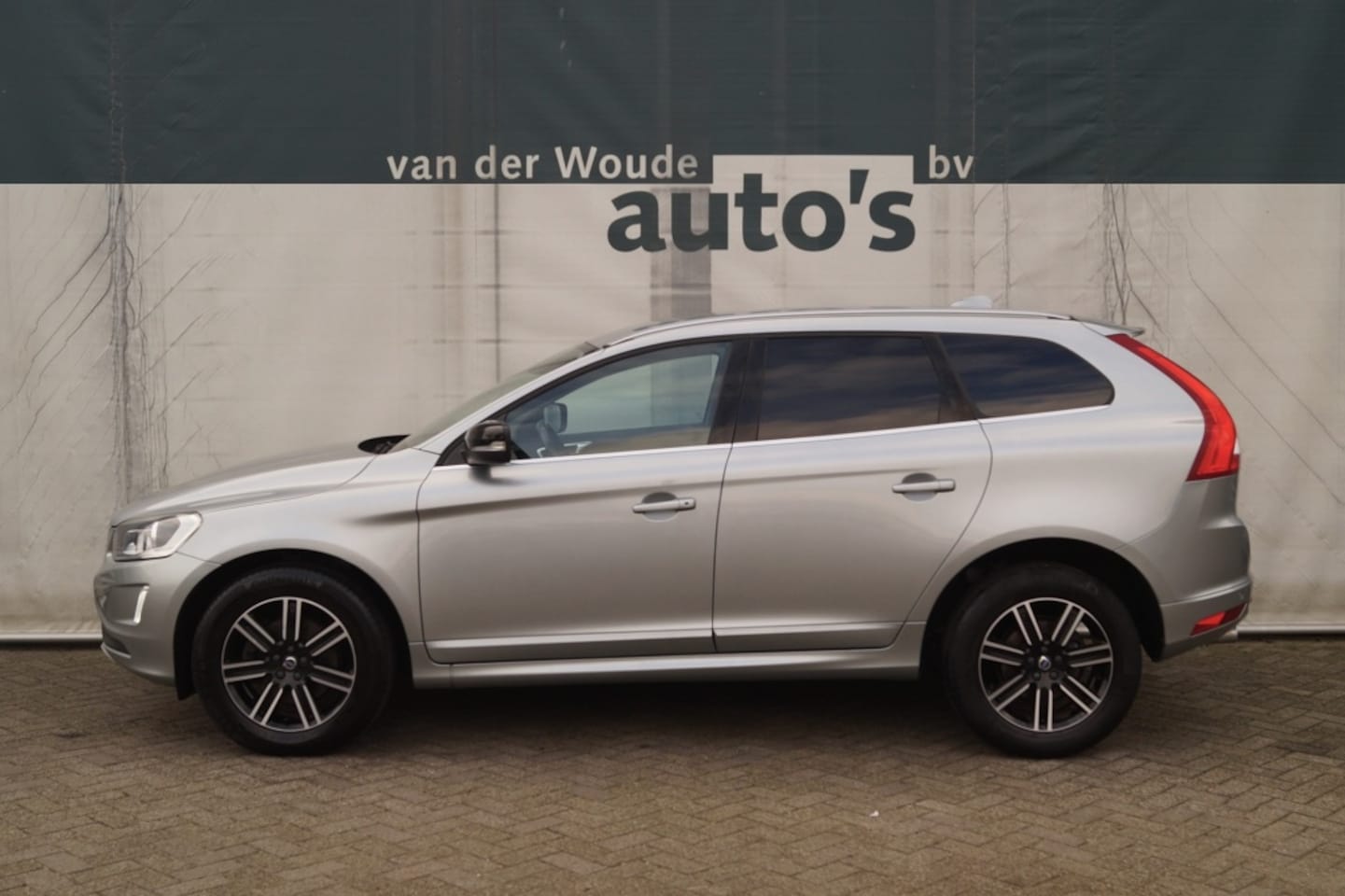 Volvo XC60 - 2.0 D3 150pk Automaat Momentum -LEER-NAVI- - AutoWereld.nl