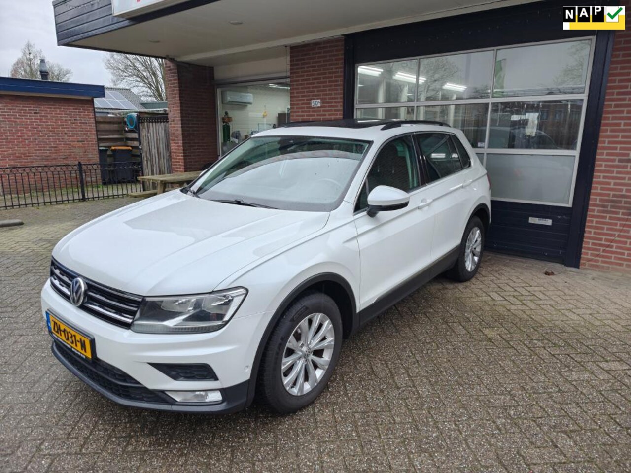 Volkswagen Tiguan - 1.4 TSI Connected, Panorama, ACC, PDC, Leer, 3d camera, Navi, Stoelverwarming! - AutoWereld.nl