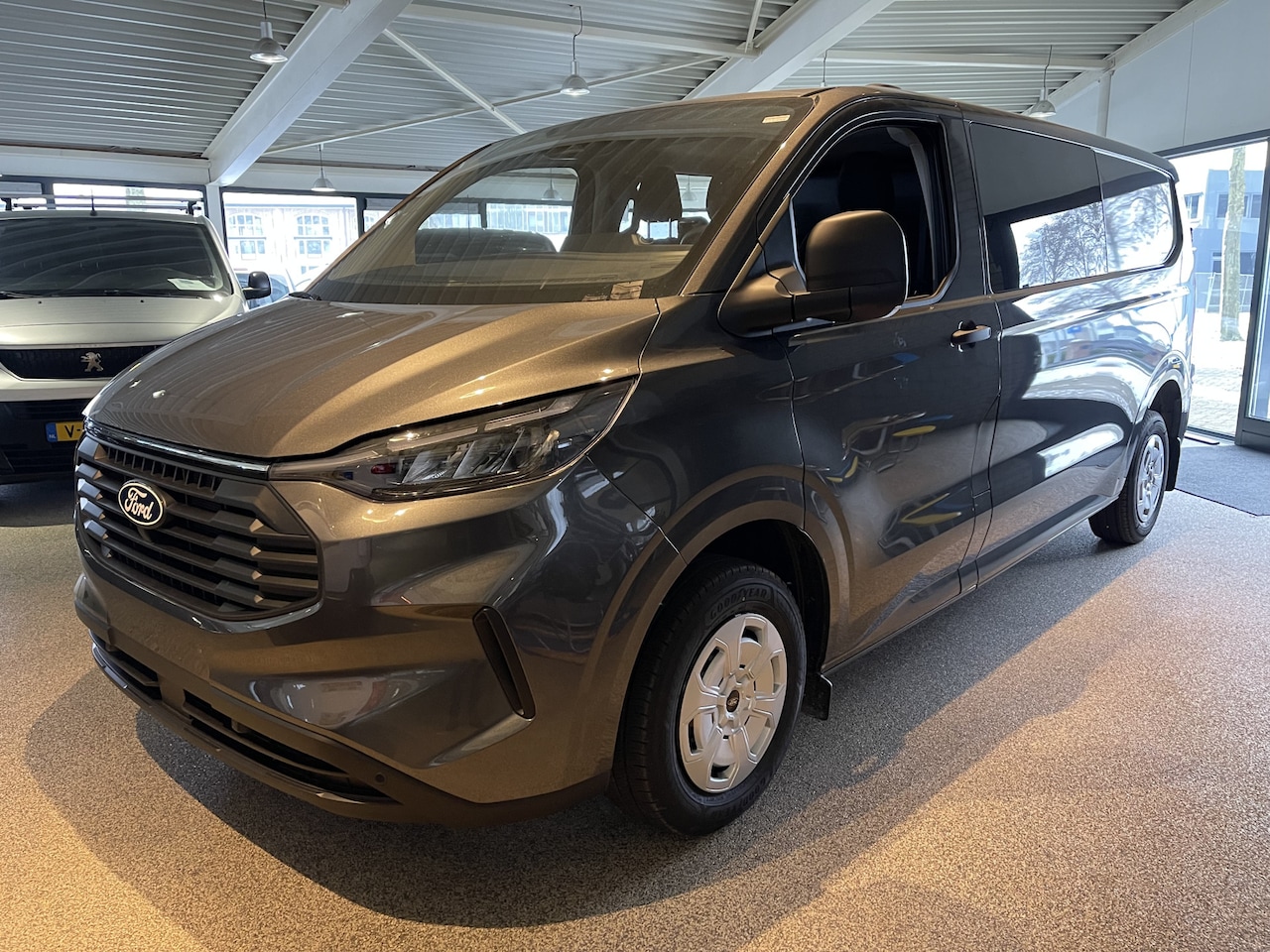 Ford Transit Custom - 340 2.0 TDCI L2H1 Trend DC 6 persoons / NIEUW / bpm vrij / rijklaar € 40.950 ex btw / leas - AutoWereld.nl