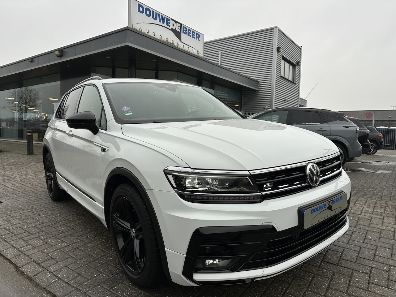 Volkswagen Tiguan - 1.5 TSI R Line Pano-Dak | Trekhaak | Elekt. Klep | Adapt. Cruise | Massage | Stoelverw. | - AutoWereld.nl