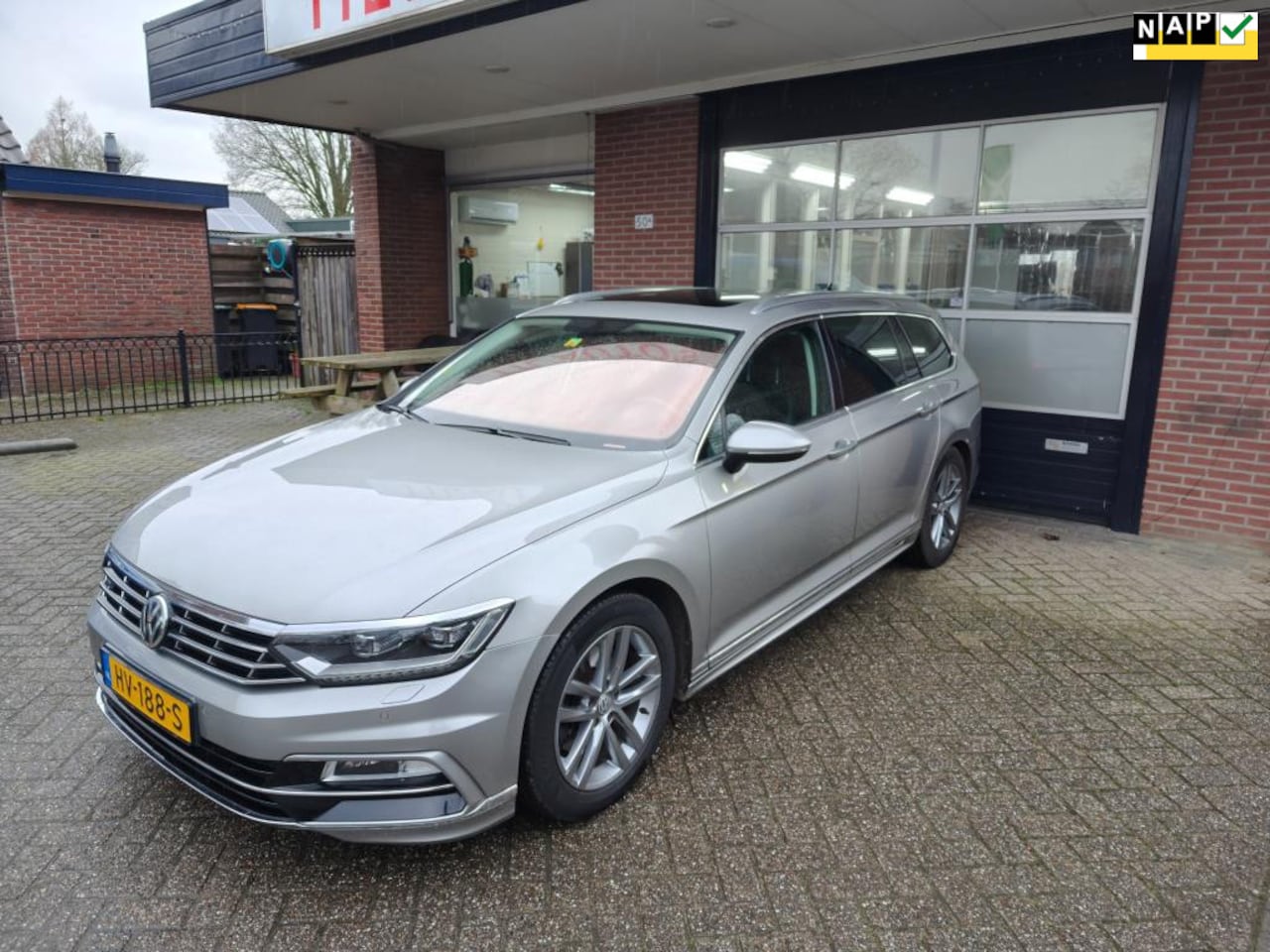 Volkswagen Passat Variant - 2.0 TDI Business Edition R 2.0 TDI Business Edition R, Keyless, Led, Trekhaak, PDC, Camera, Panorama, Dealer ond! NAP - AutoWereld.nl