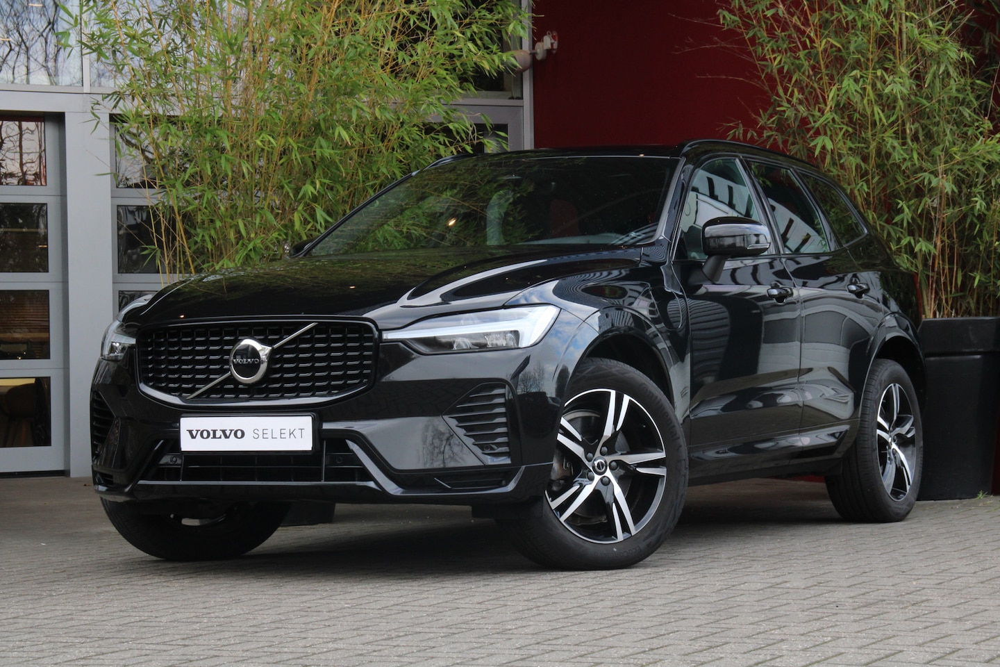 Volvo XC60 - 2.0 T6 Plug-in hybrid AWD R-Design | Schuifdak | Stuur/stoelverwarming | Camera | Keyless - AutoWereld.nl