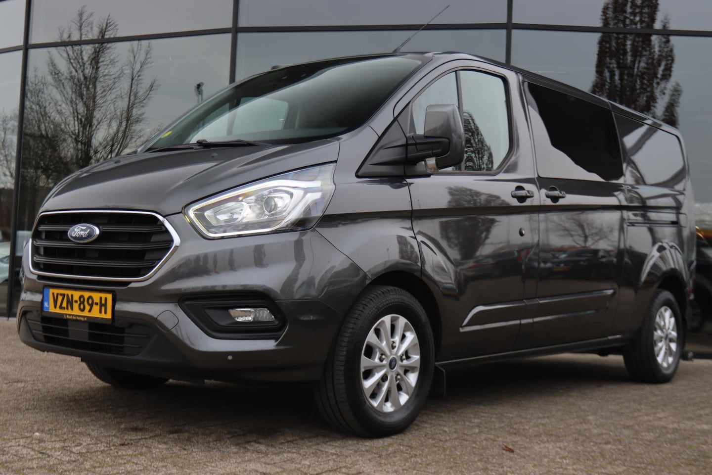 Ford Transit Custom - 2.0 TDCI 130 PK AUT. L2H1 DUBBEL CABINE LIMITED | 2 SCHUIFDEUREN | TREKHAAK | CAMERA | STO - AutoWereld.nl