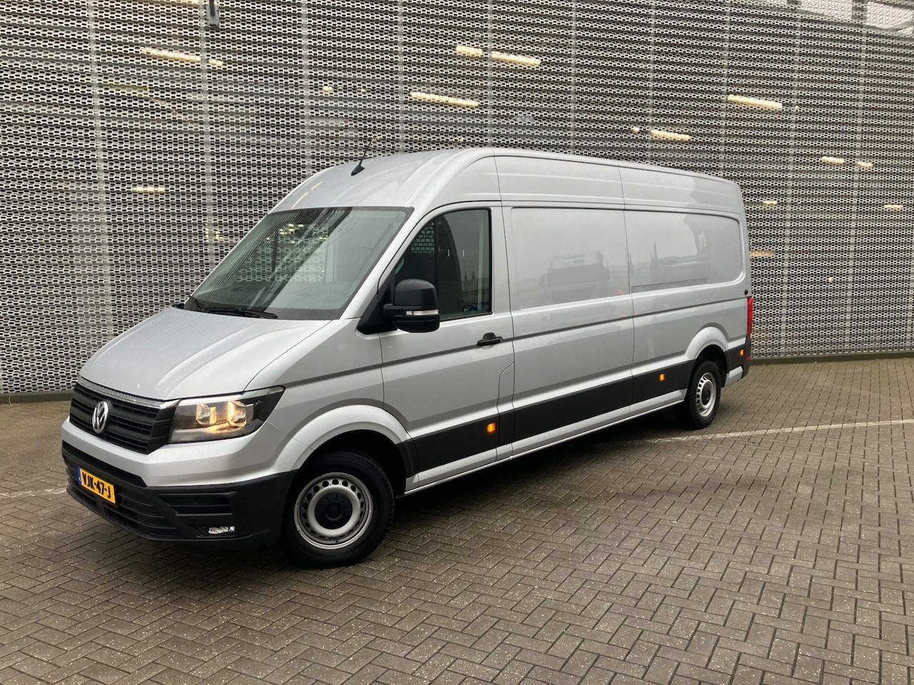 Volkswagen Crafter - 35 2.0 TDI 140PK Automaat Highline L4H3 (oude naam L3H2) - AutoWereld.nl