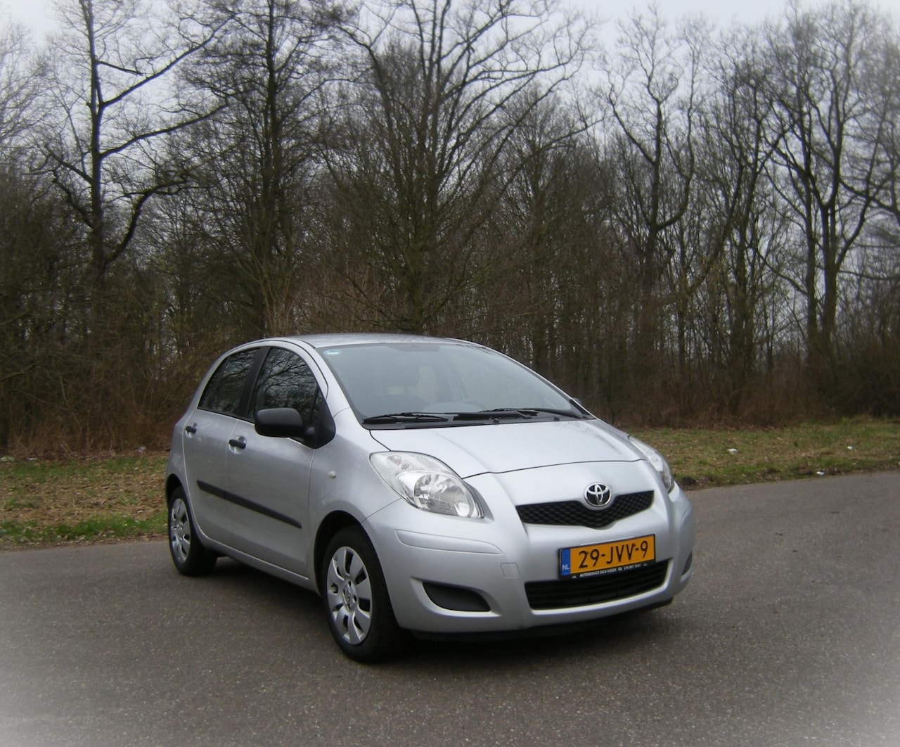 Toyota Yaris - 1.3 VVTi Comfort 5 Drs . Airco . Navigatie . enz - AutoWereld.nl