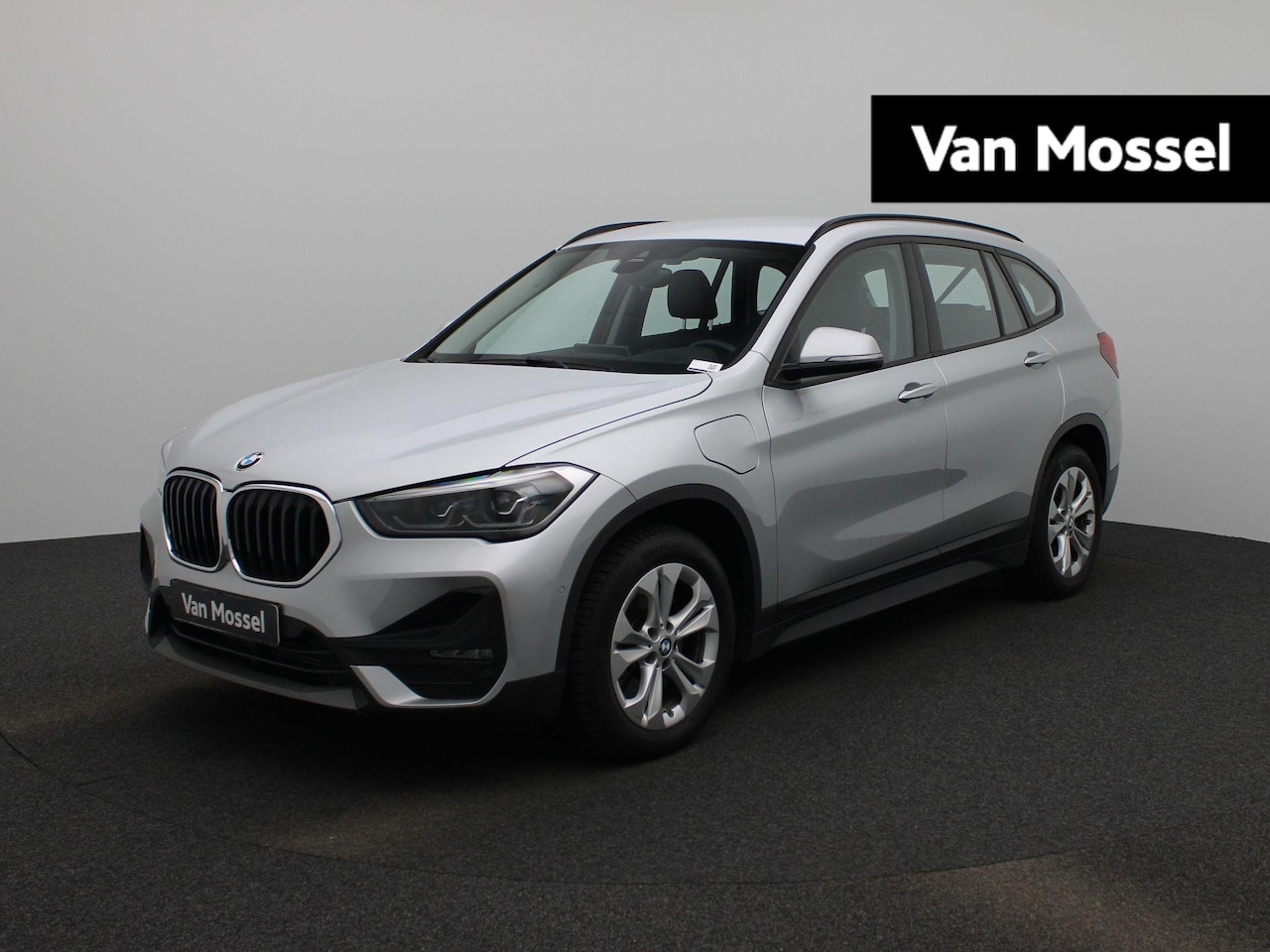 BMW X1 - xDrive25e Executive | Automaat | Navigatie | Camera | LMV | Climate control | LED | Blueto - AutoWereld.nl