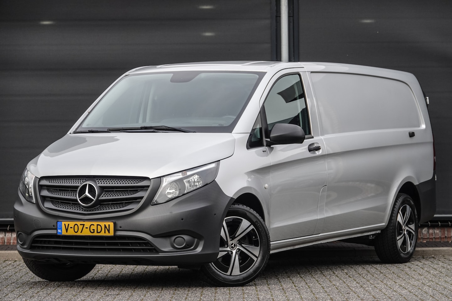 Mercedes-Benz Vito - 116Cdi 163Pk 9G-Tronic Aut. | Base | Extra Lang | Achteruitrijcamera | 17'' - AutoWereld.nl