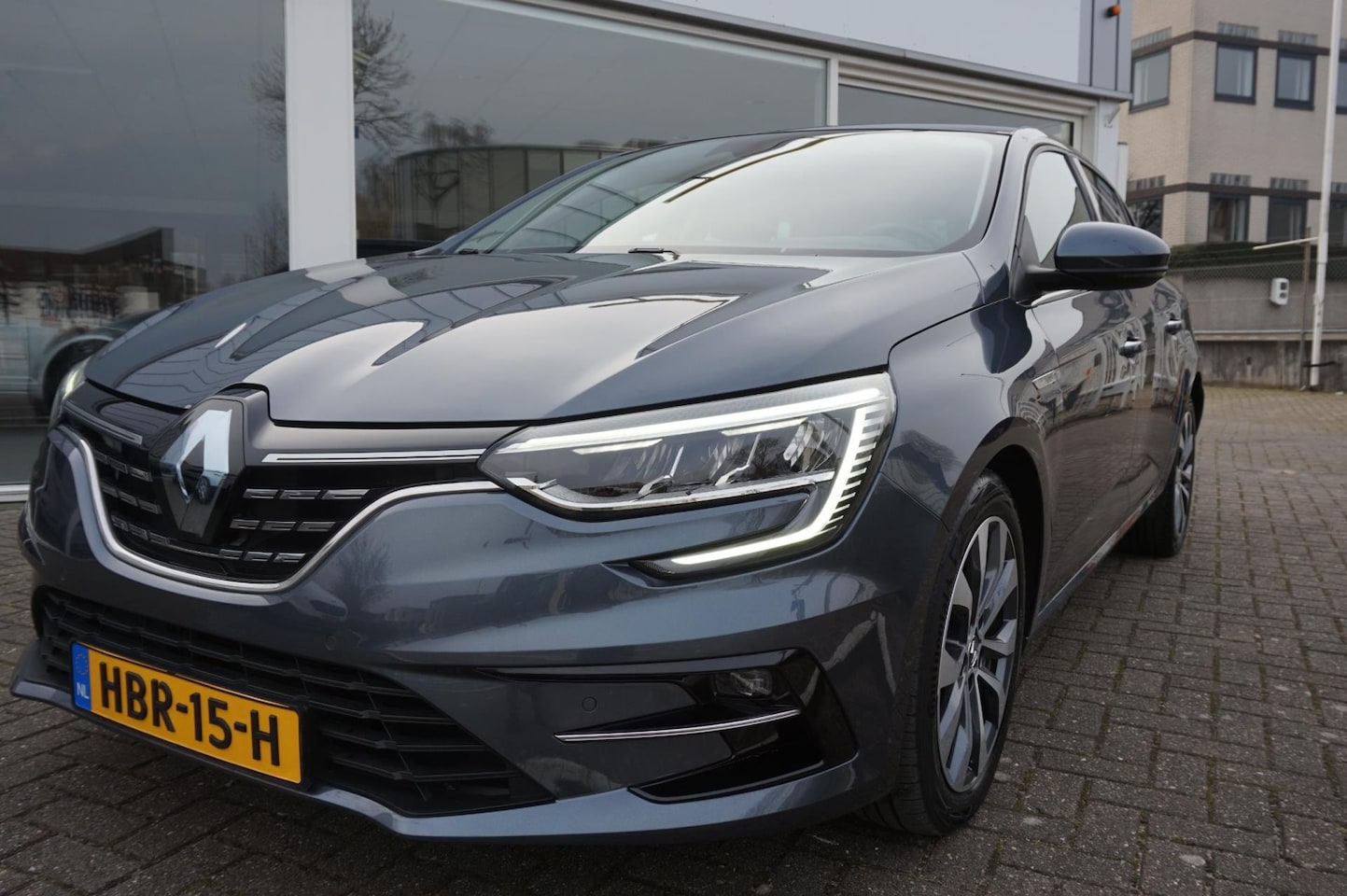 Renault Mégane E-Tech - PLUG-IN HYBRID 160 Business Edition One / leer / bose / navigatie / camera / app / massage - AutoWereld.nl