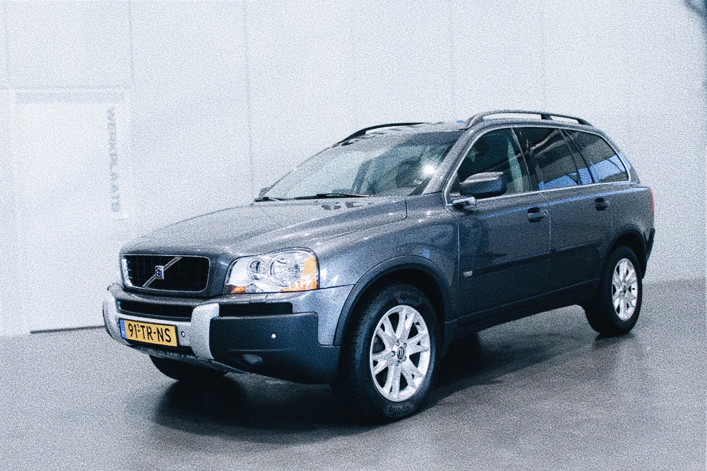 Volvo XC90 - 2.4 D5 Momentum Vol met opties, comfortabel, vorig jaar motor helemaal gereviseerd. - AutoWereld.nl