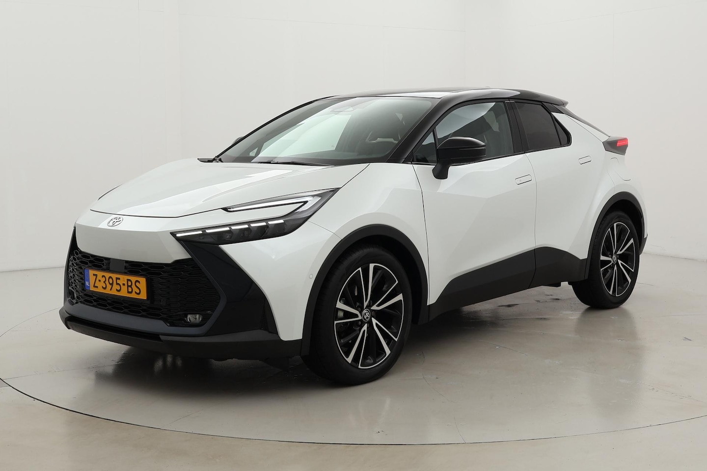 Toyota C-HR - 1.8 Hybrid 140 Executive | Navigatie | 360 camera | Sfeerverlichting | 19 inch - AutoWereld.nl