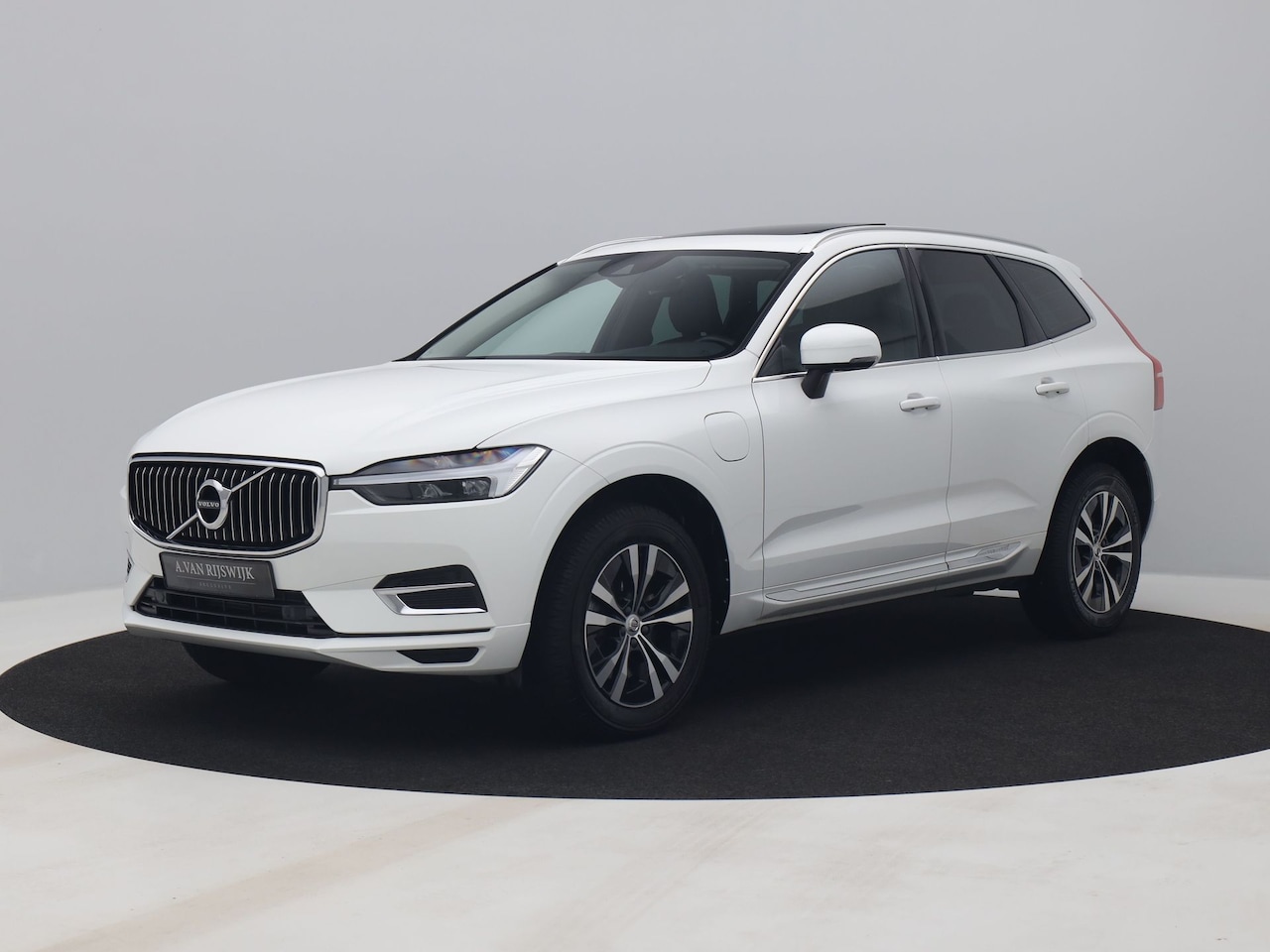 Volvo XC60 - 2.0 Recharge T6 AWD Business Pro | PANO | CAMERA | KEYLESS | TREKHAAK - AutoWereld.nl