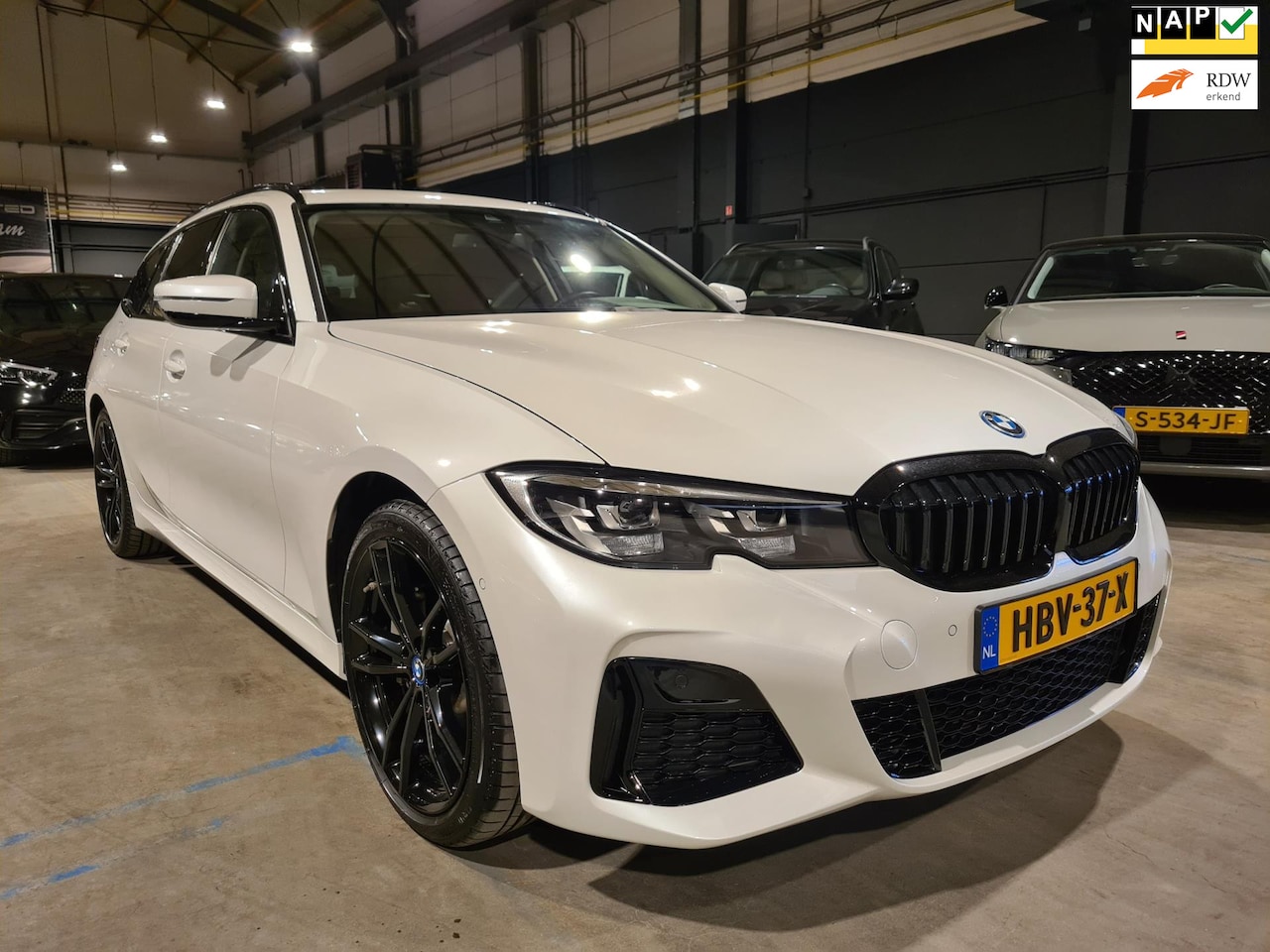 BMW 3-serie Touring - 330e Business Edition Plus - M Sport - Leder - Navigatie - Camera - Cruise - Clima - Elekt - AutoWereld.nl