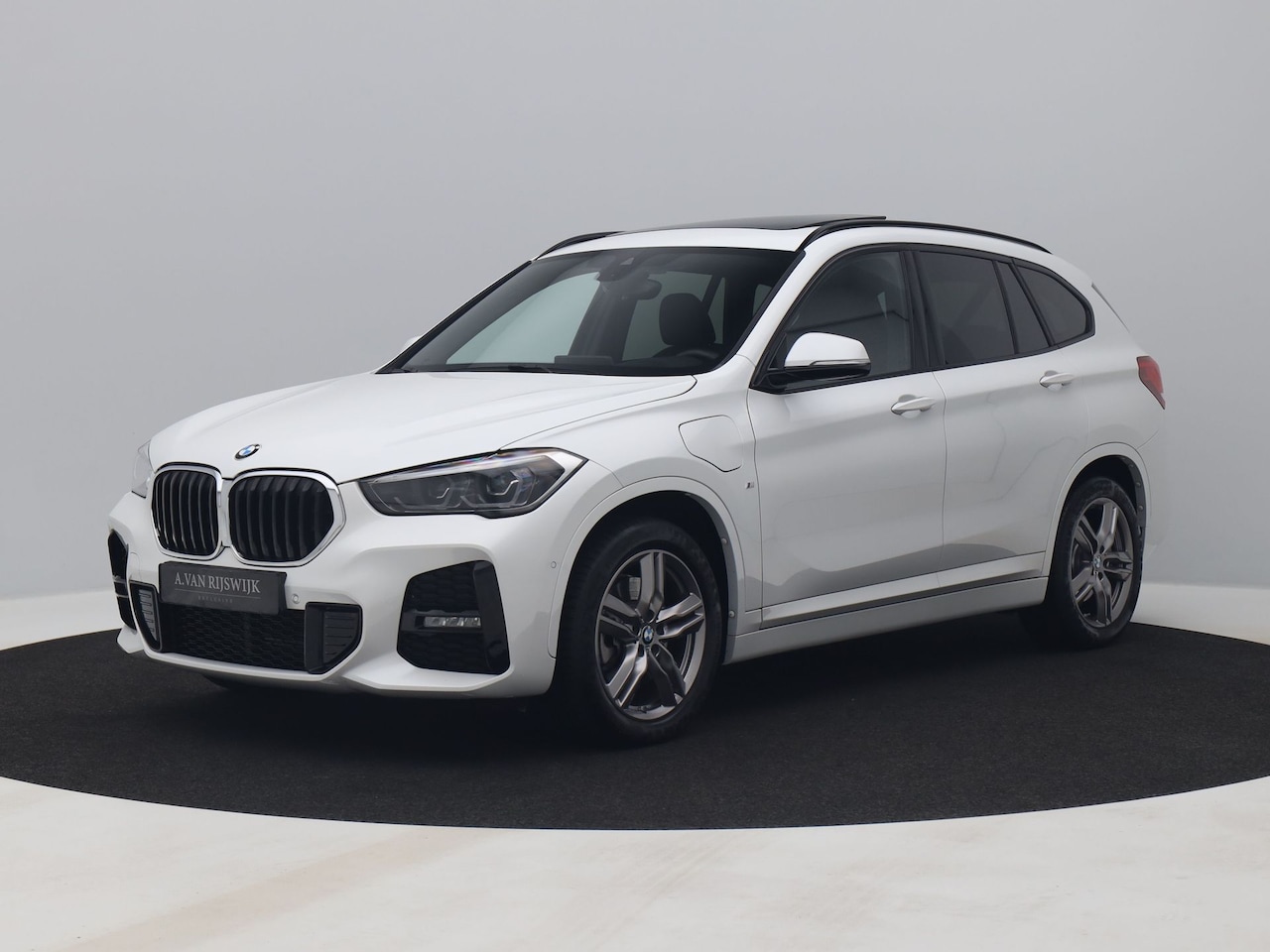 BMW X1 - xDrive25e M-Sport | PANO | ADAPTIVE | CAMERA | KEYLESS | STOELVERW. - AutoWereld.nl