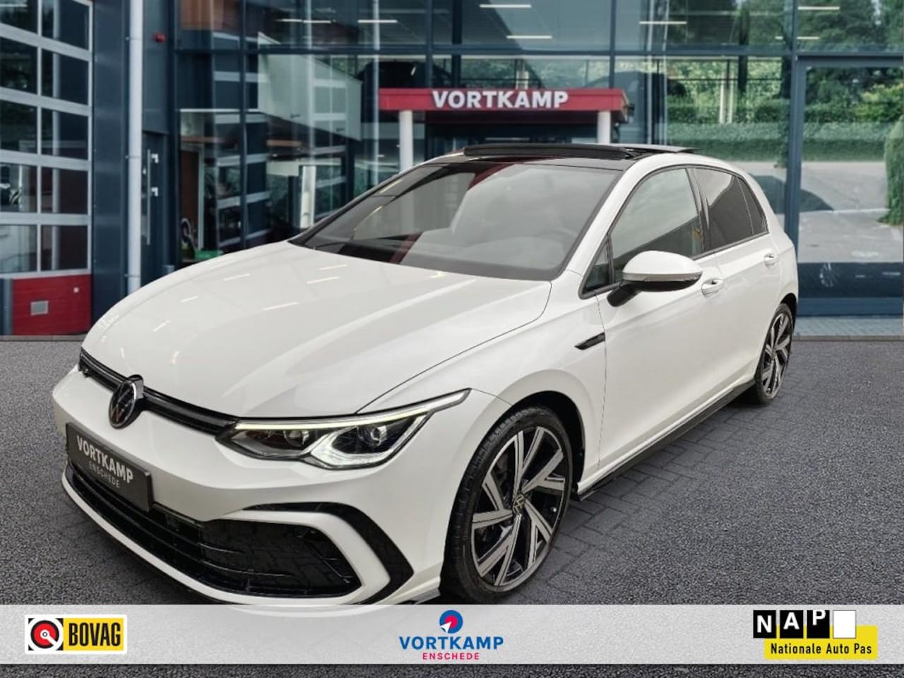 Volkswagen Golf - 1.5 eTSI DSG R-LINE PANO-DAK/CAMERA/CARPLAY/NAVI/ACC/STOELVERW - AutoWereld.nl