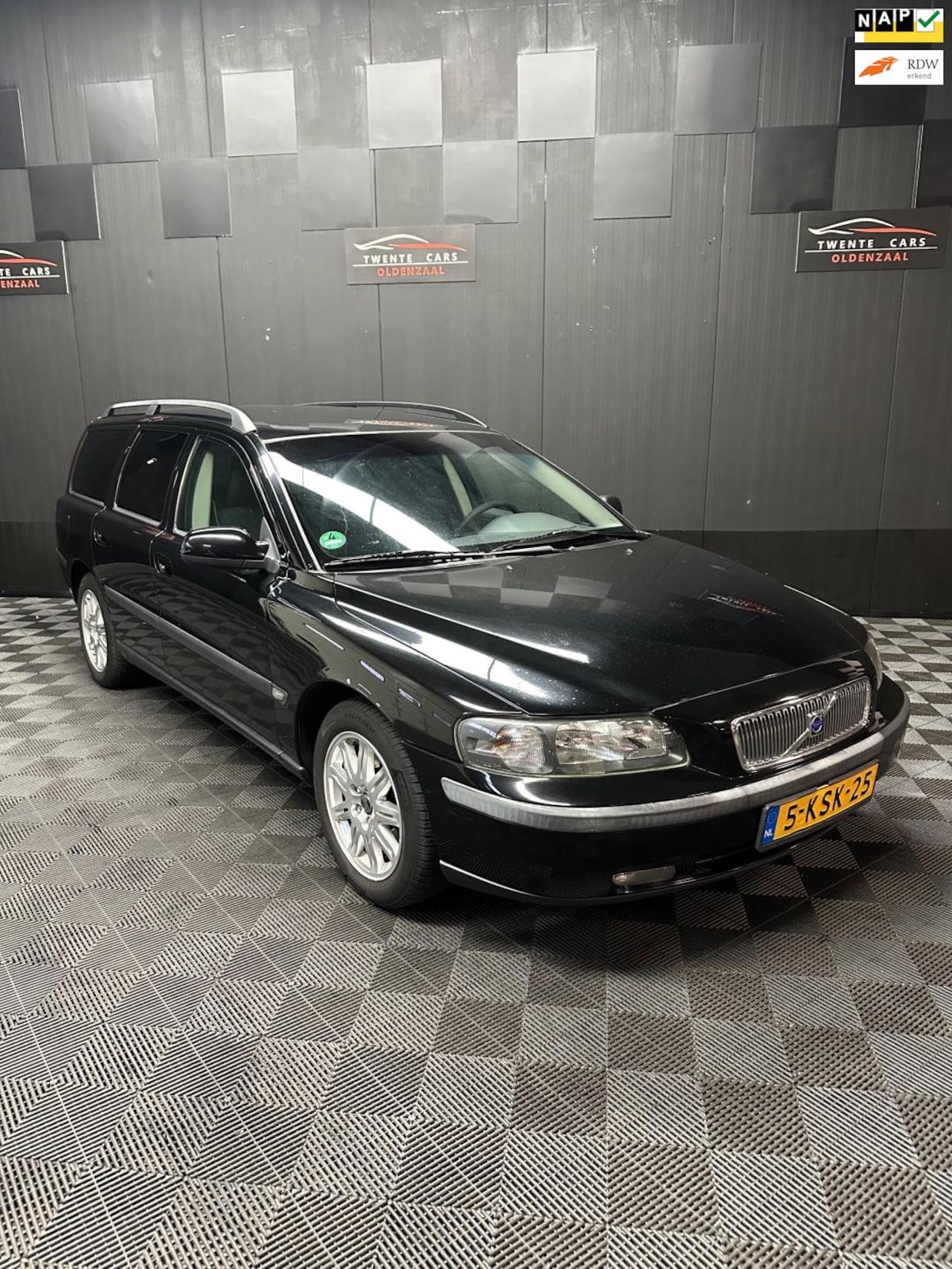 Volvo V70 - 2.4 Comfort Line | Airco | Nieuwe APK | - AutoWereld.nl