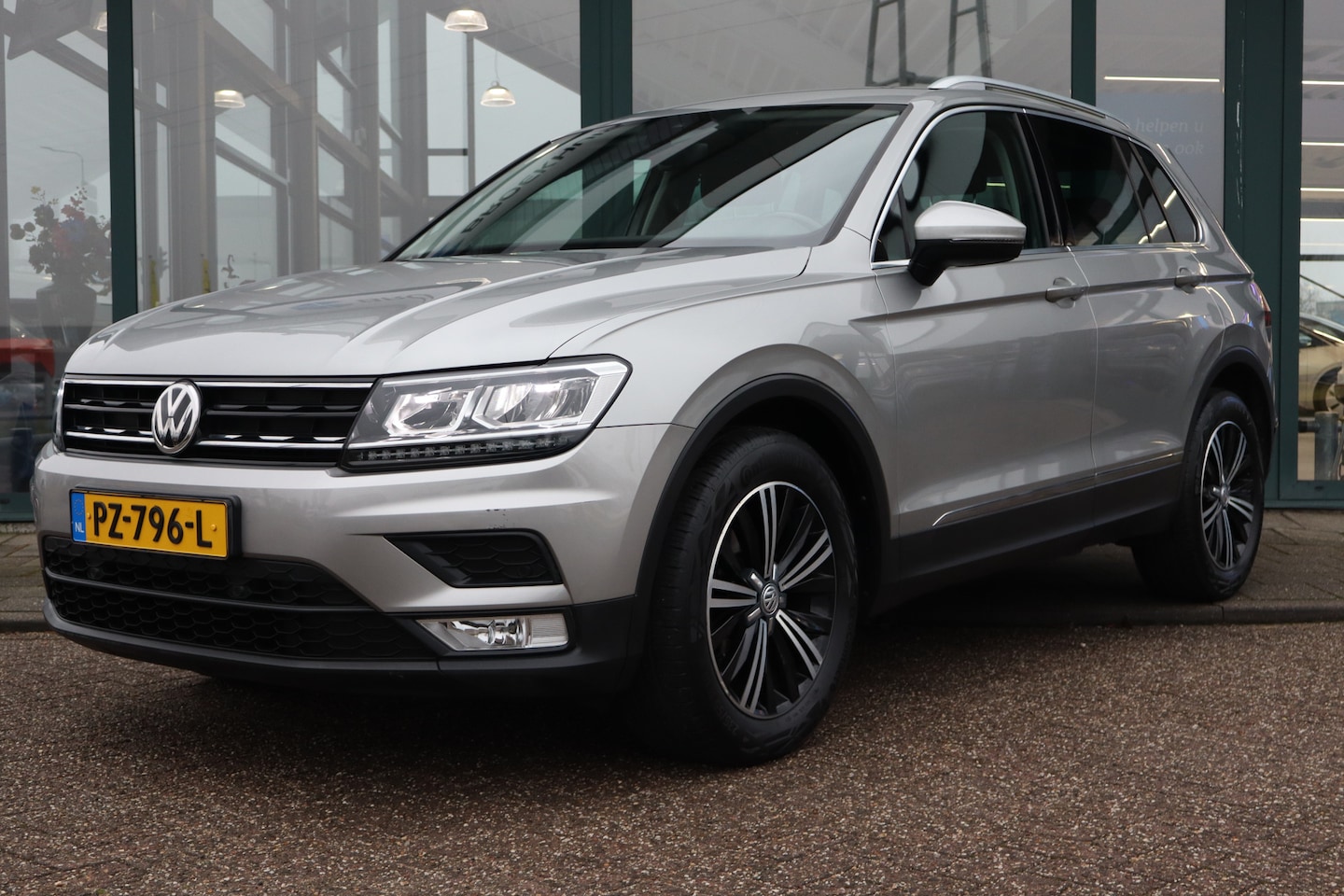 Volkswagen Tiguan - 1.4 TSI ACT Comfortline | Navigatie | Stoelverwarming | Parkeersensoren | - AutoWereld.nl