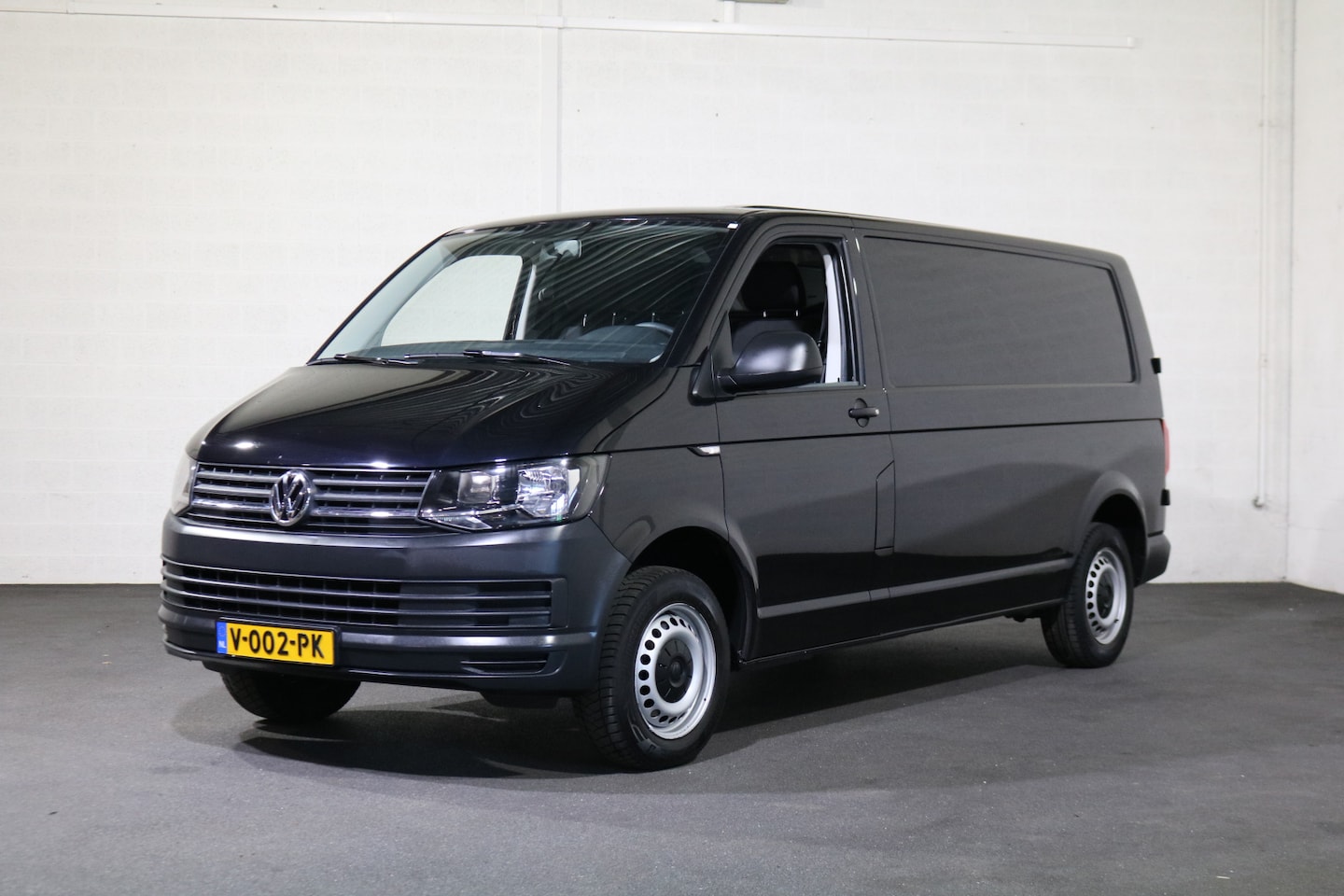 Volkswagen Transporter - 2.0 TDI L2 H1 102pk Airco Trekhaak 52dkm - AutoWereld.nl